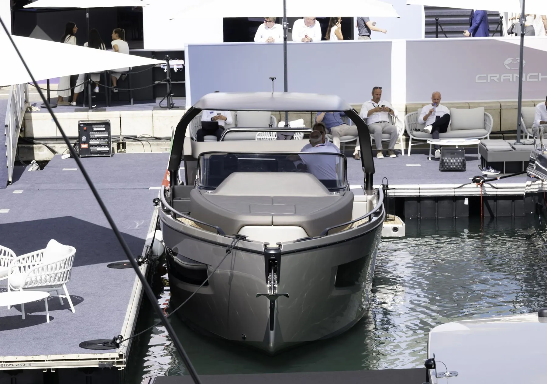 Cranchi A32 O/B — Bugansicht vor dem Cranchi-Stand in Cannes