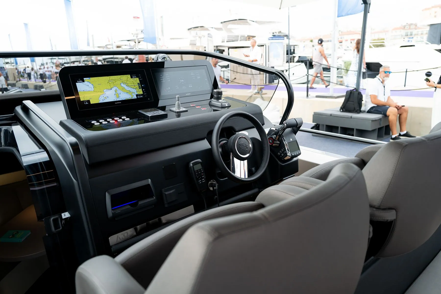 Cranchi A32 O/B — Steuerstand mit Doppel-Display