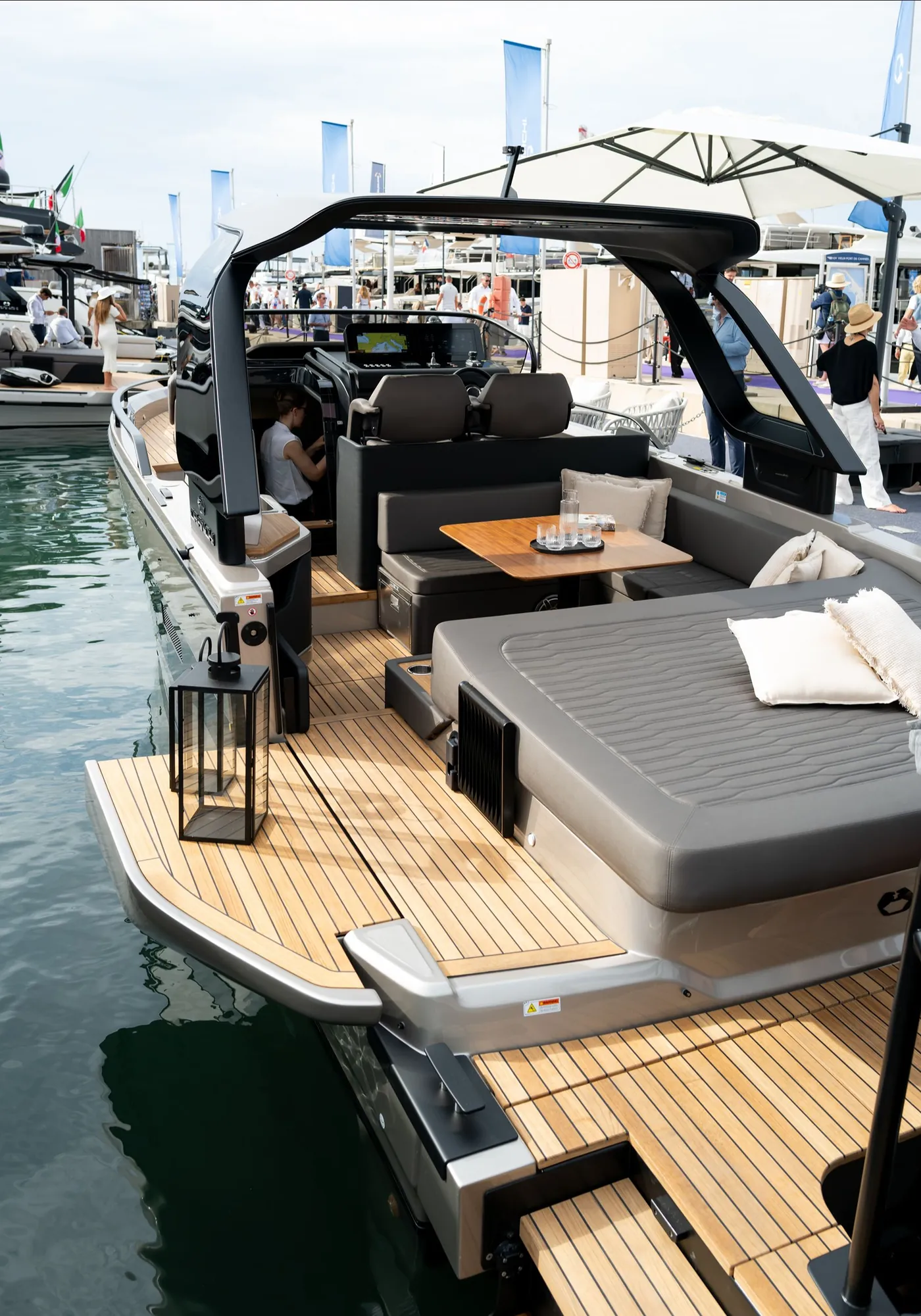 Cranchi A32 O/B — Cockpit mit Sitzgruppe und Tisch