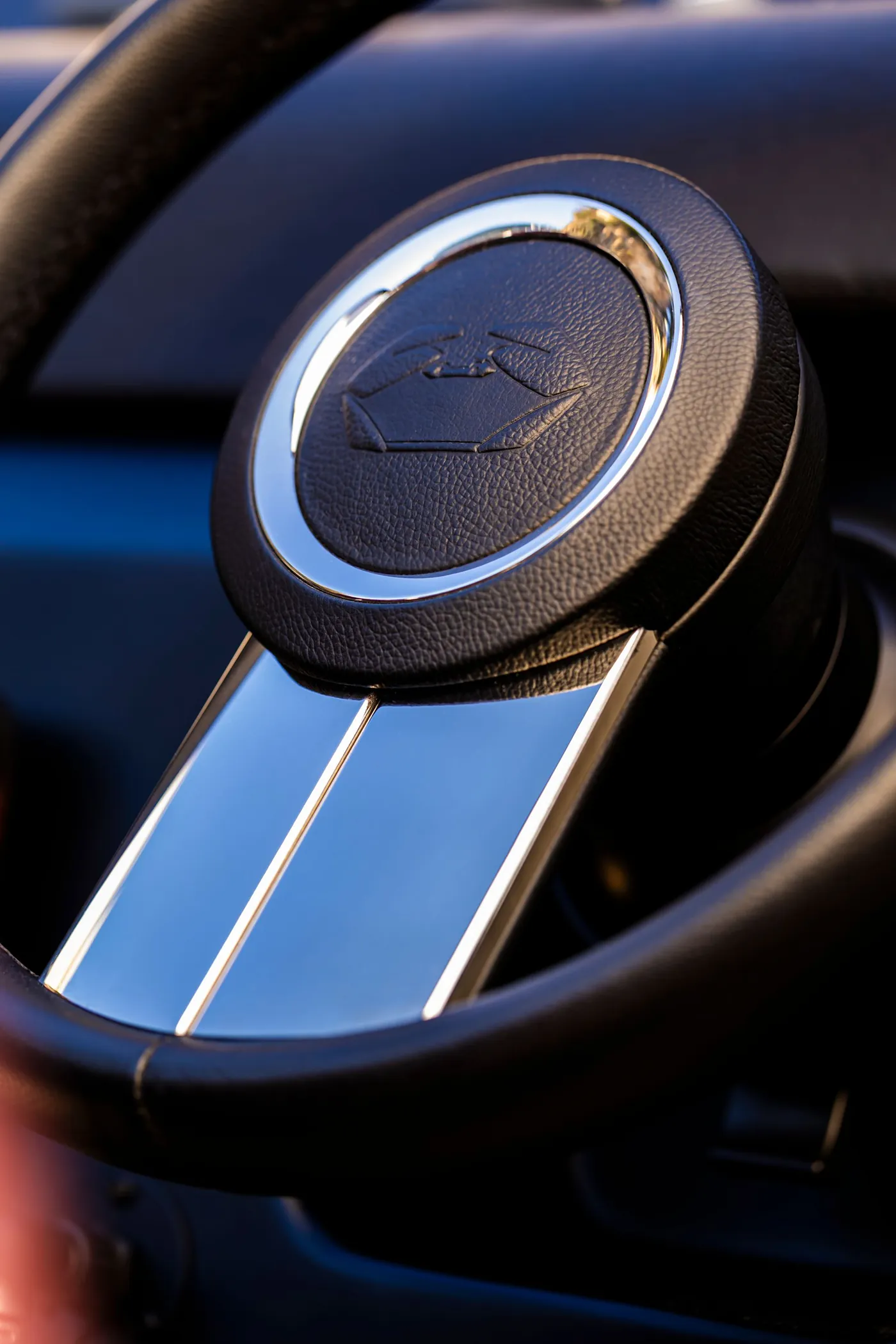 Cranchi A32 O/B — Lenkrad mit geprägtem Cranchi-Emblem