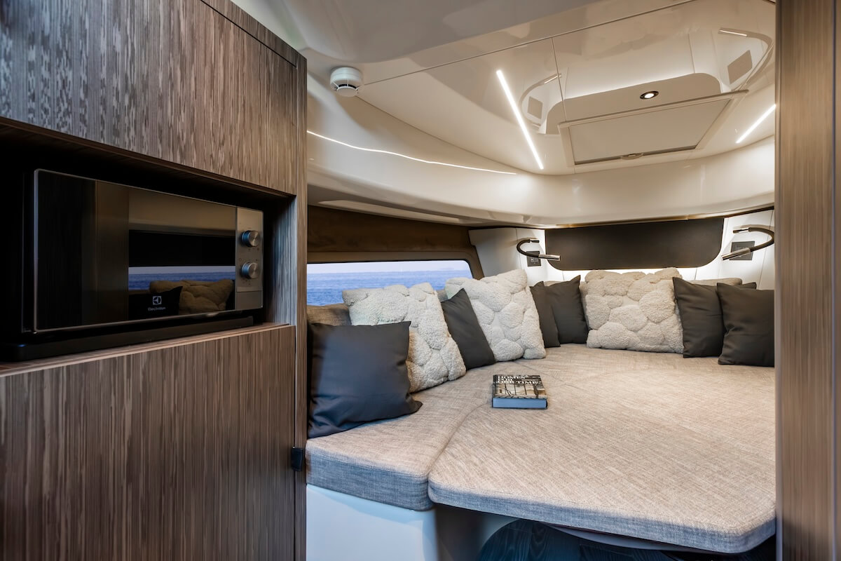 Cranchi A32 Luxury Tender — Kabine mit Eichendielen und Marmorbad