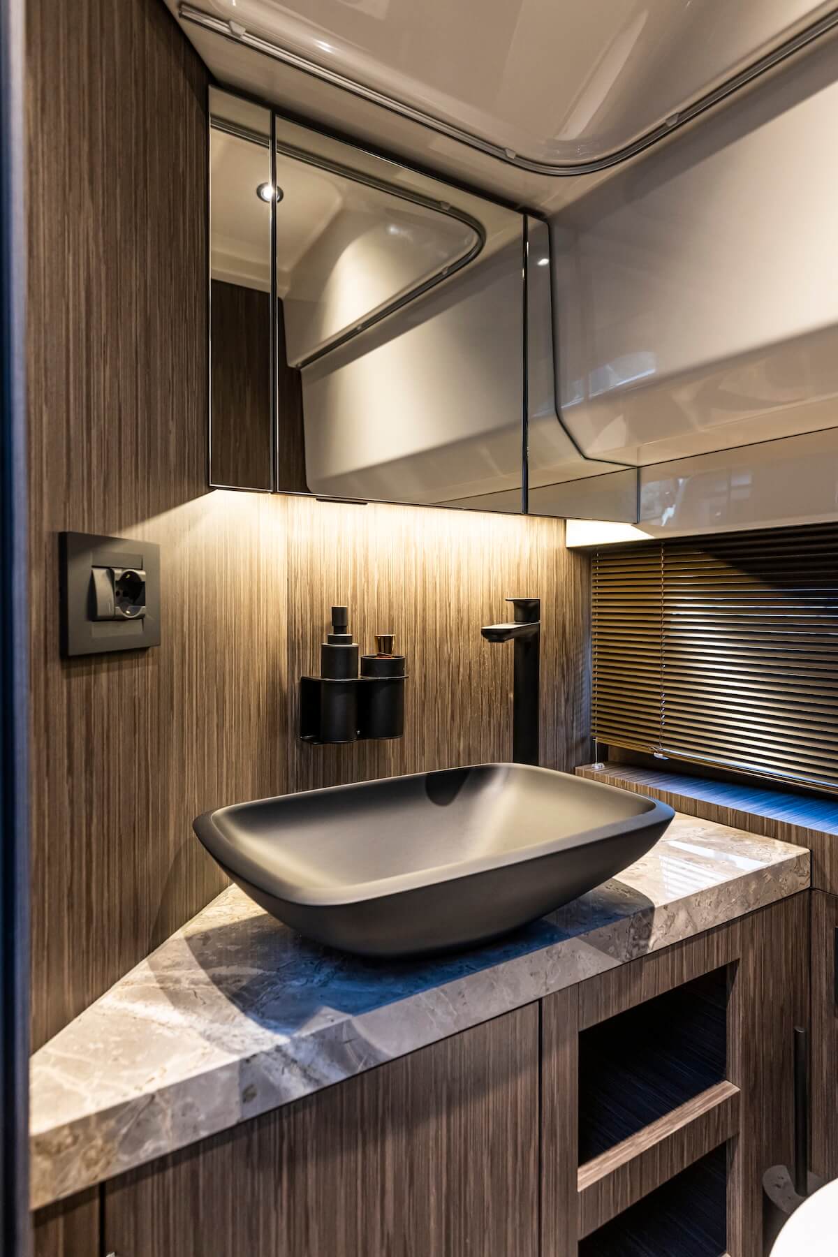 Cranchi A32 Luxury Tender — Kabine mit Eichendielen und Marmorbad