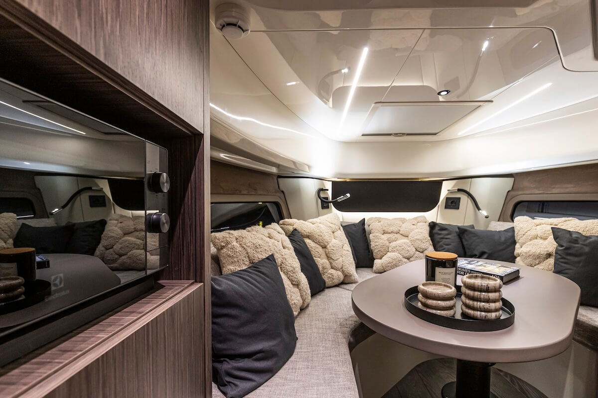Cranchi A32 Luxury Tender — Kabine mit Eichendielen und Marmorbad