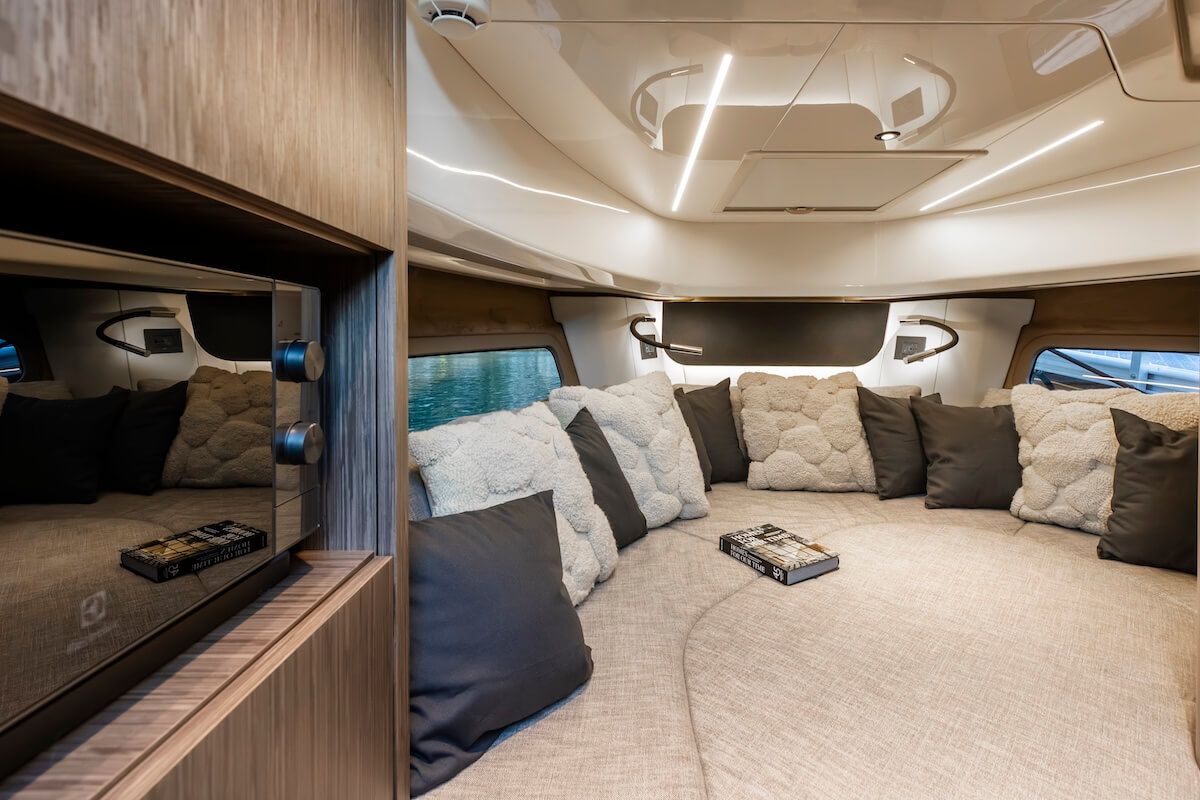 Cranchi A32 Luxury Tender — Kabine mit Eichendielen und Marmorbad