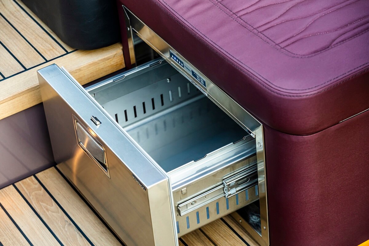 Cranchi A32 Luxury Tender — Kabine mit Eichendielen und Marmorbad