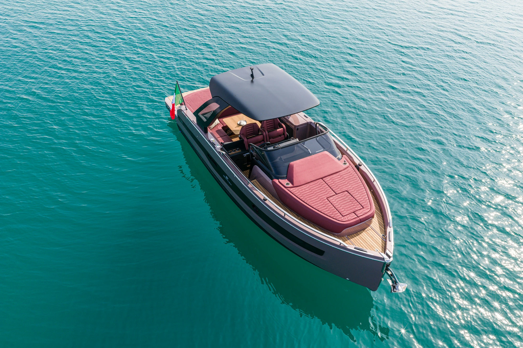 Cranchi A32 Luxury Tender — Beach-Area mit abgeklapptem Schanzkleid