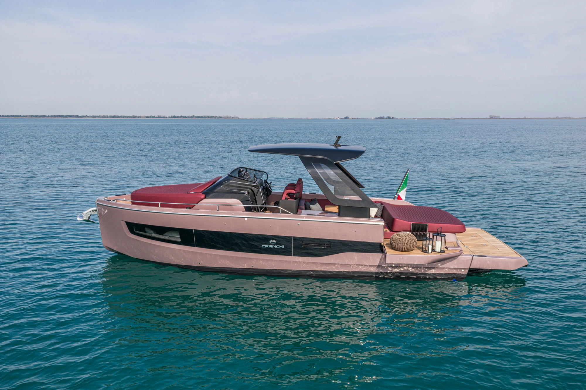 Cranchi A32 Luxury Tender — Kabine mit Eichendielen und Marmorbad