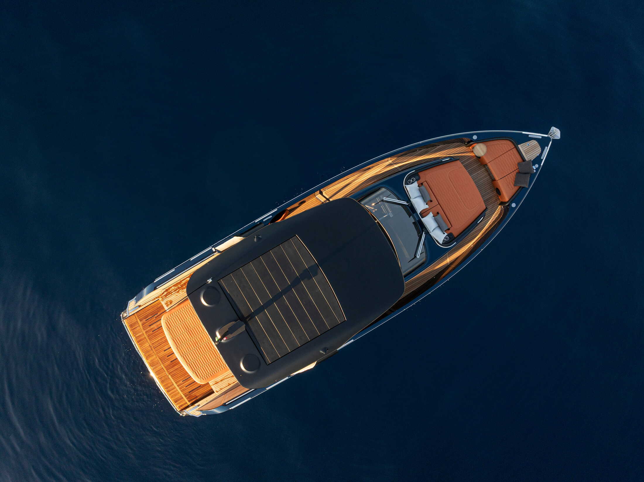 Cranchi A46 Luxury Tender — Bianco Panarea und Blu Murano auf See