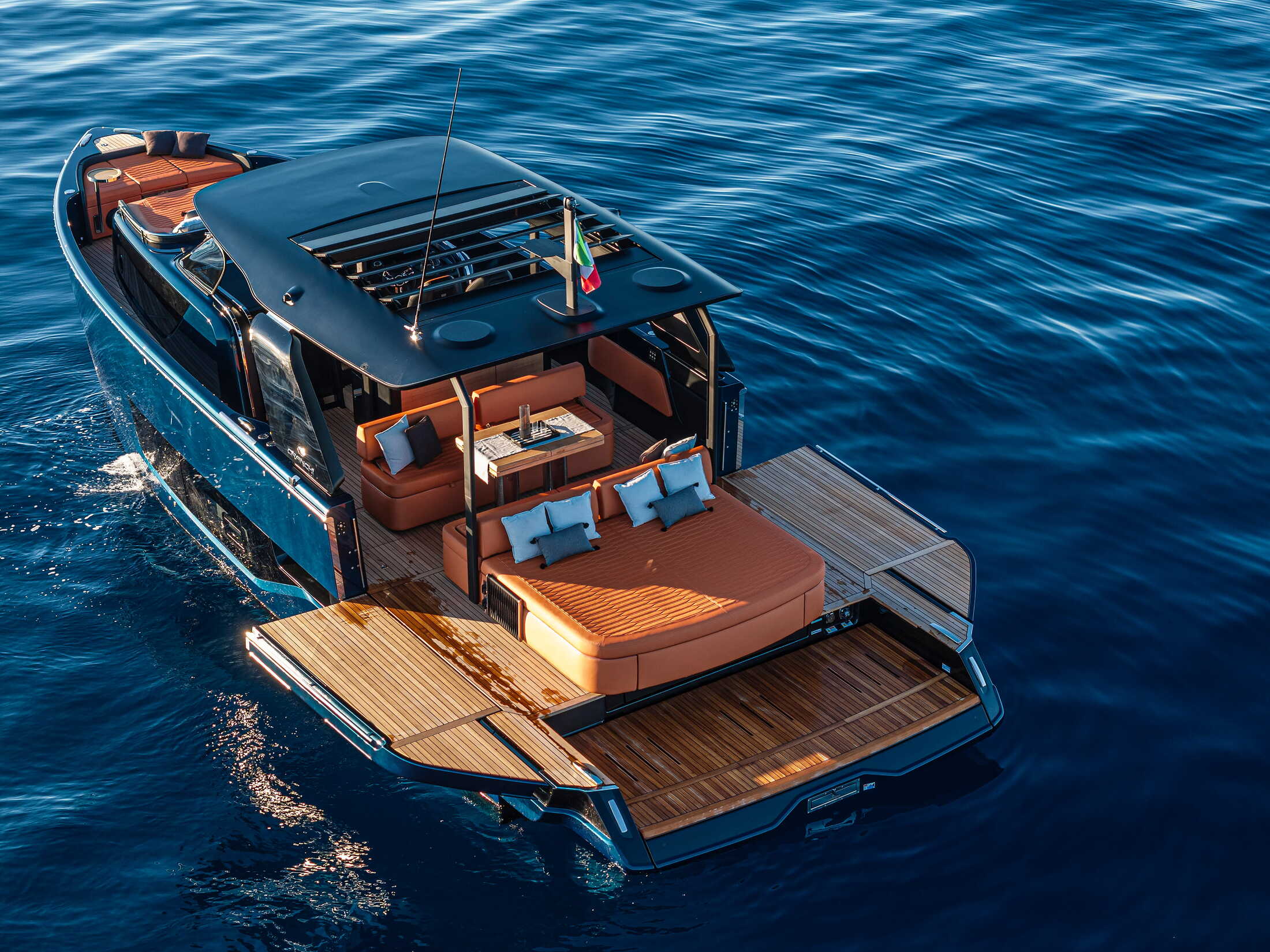 Cranchi A46 Luxury Tender — Unterdeck im Décor Favignana