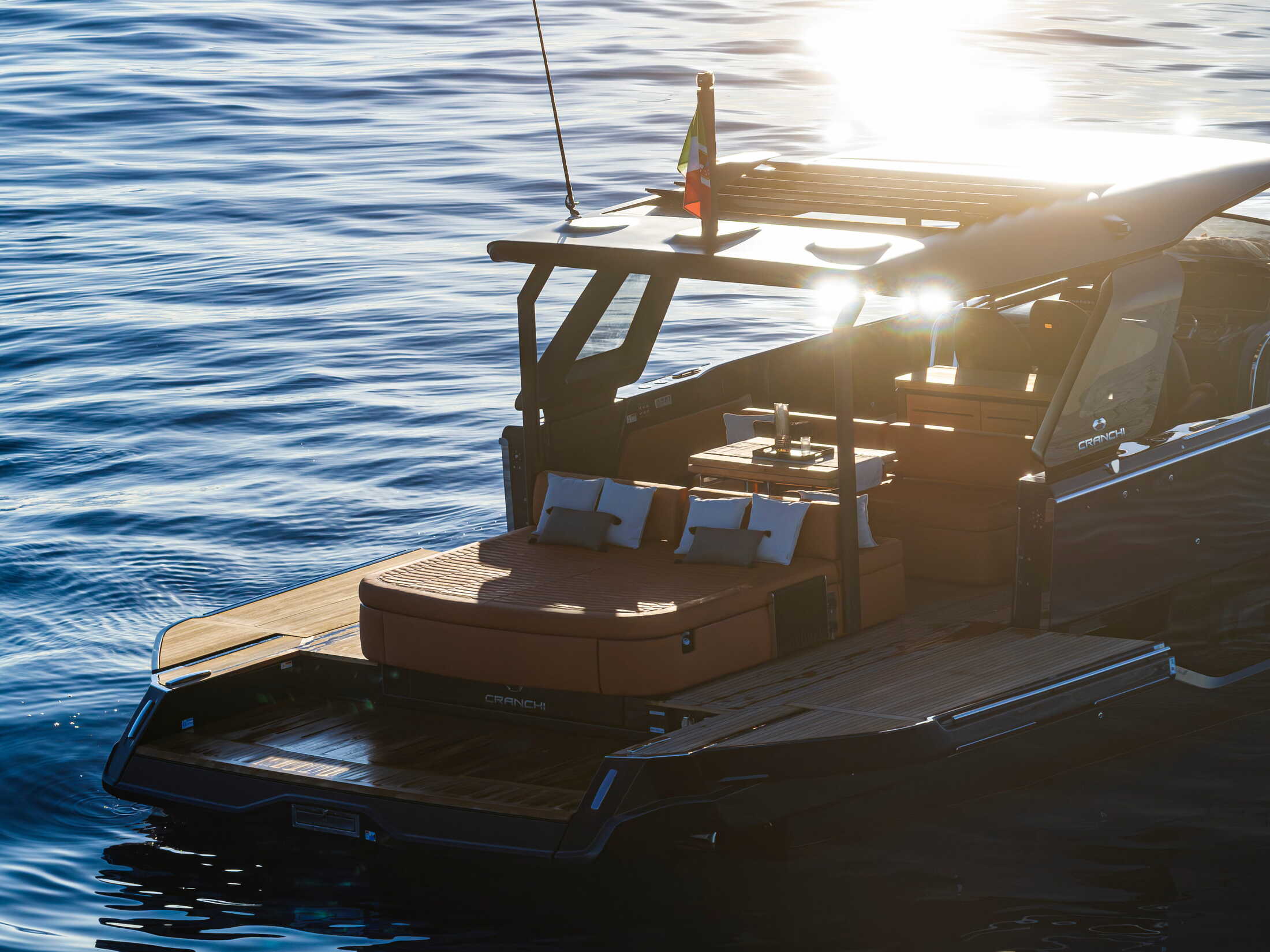 Cranchi A46 Luxury Tender — Unterdeck im Décor Favignana