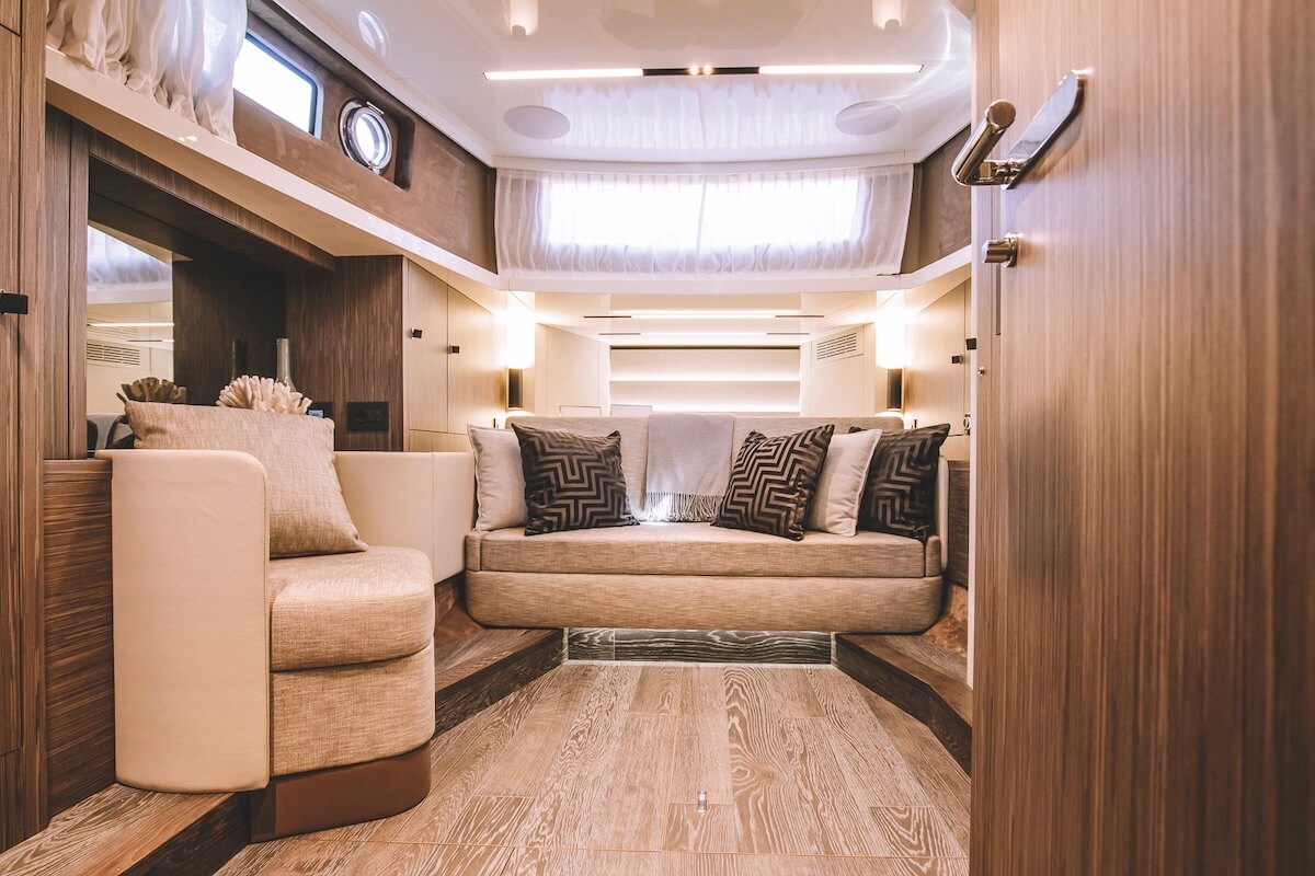 Cranchi A46 Luxury Tender — Unterdeck im Décor Favignana