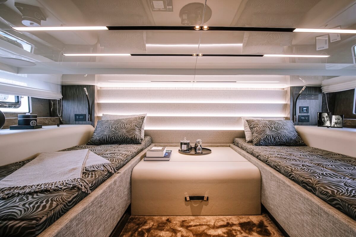 Cranchi A46 Luxury Tender — Unterdeck im Décor Favignana