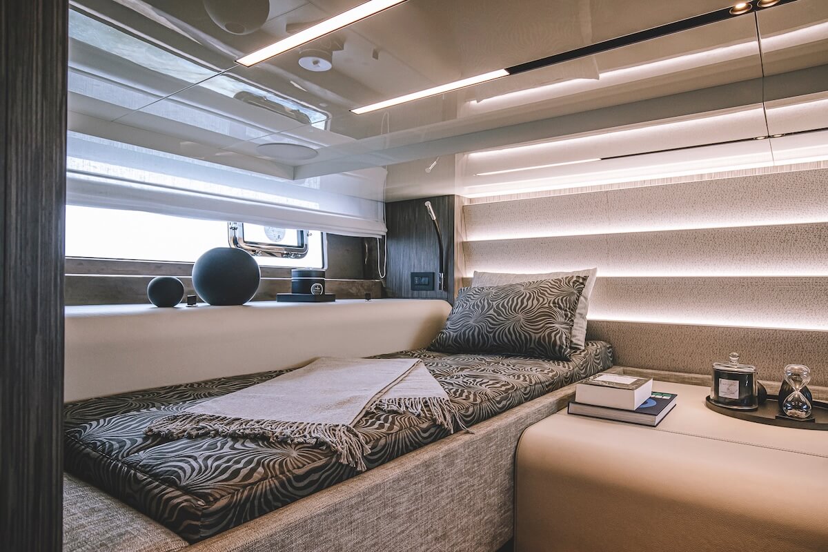 Cranchi A46 Luxury Tender — Unterdeck im Décor Favignana