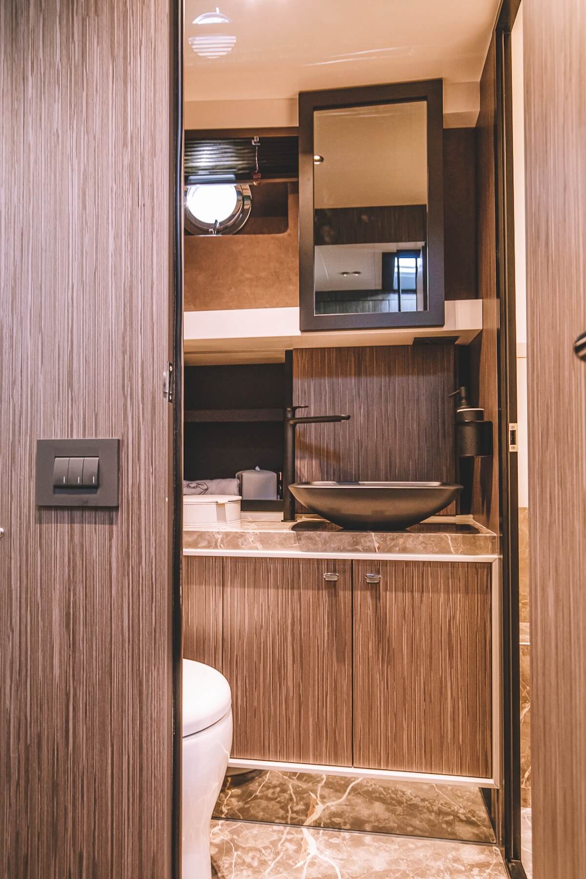 Cranchi A46 Luxury Tender — Unterdeck im Décor Favignana