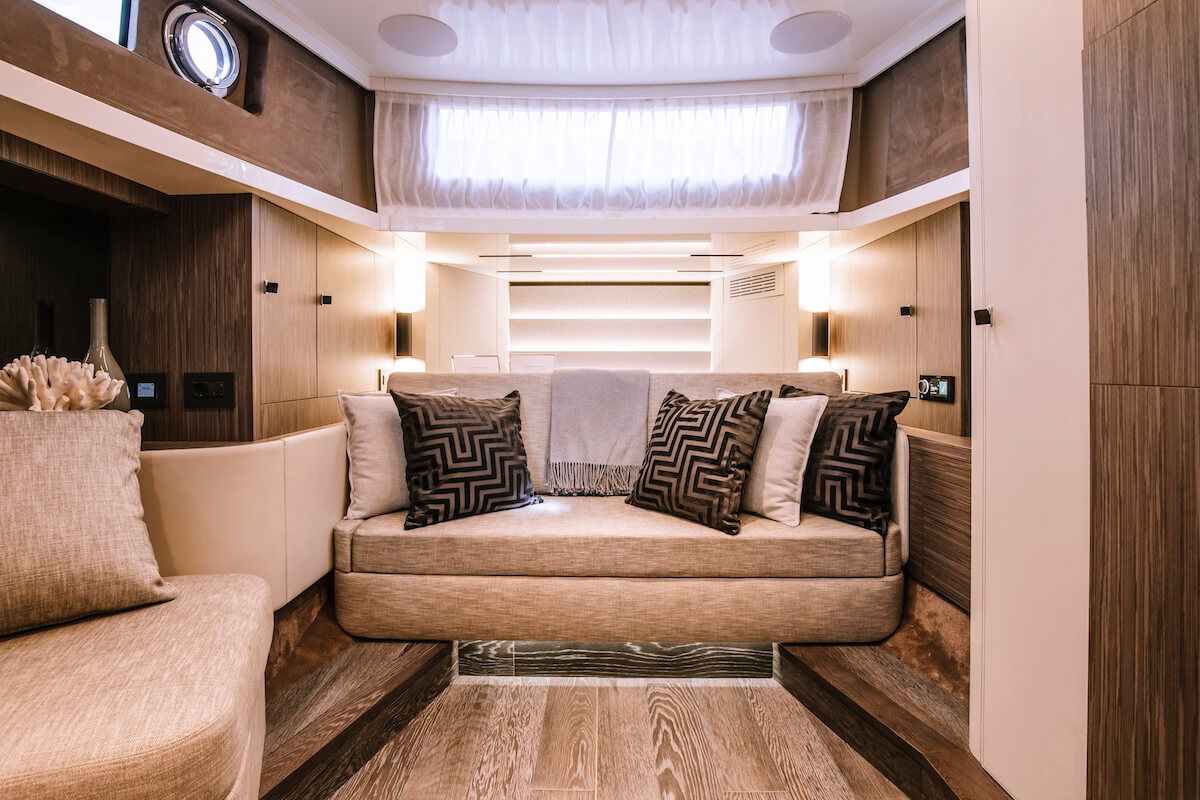 Cranchi A46 Luxury Tender — Unterdeck im Décor Favignana