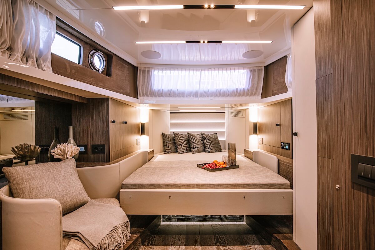 Cranchi A46 Luxury Tender — Unterdeck im Décor Favignana