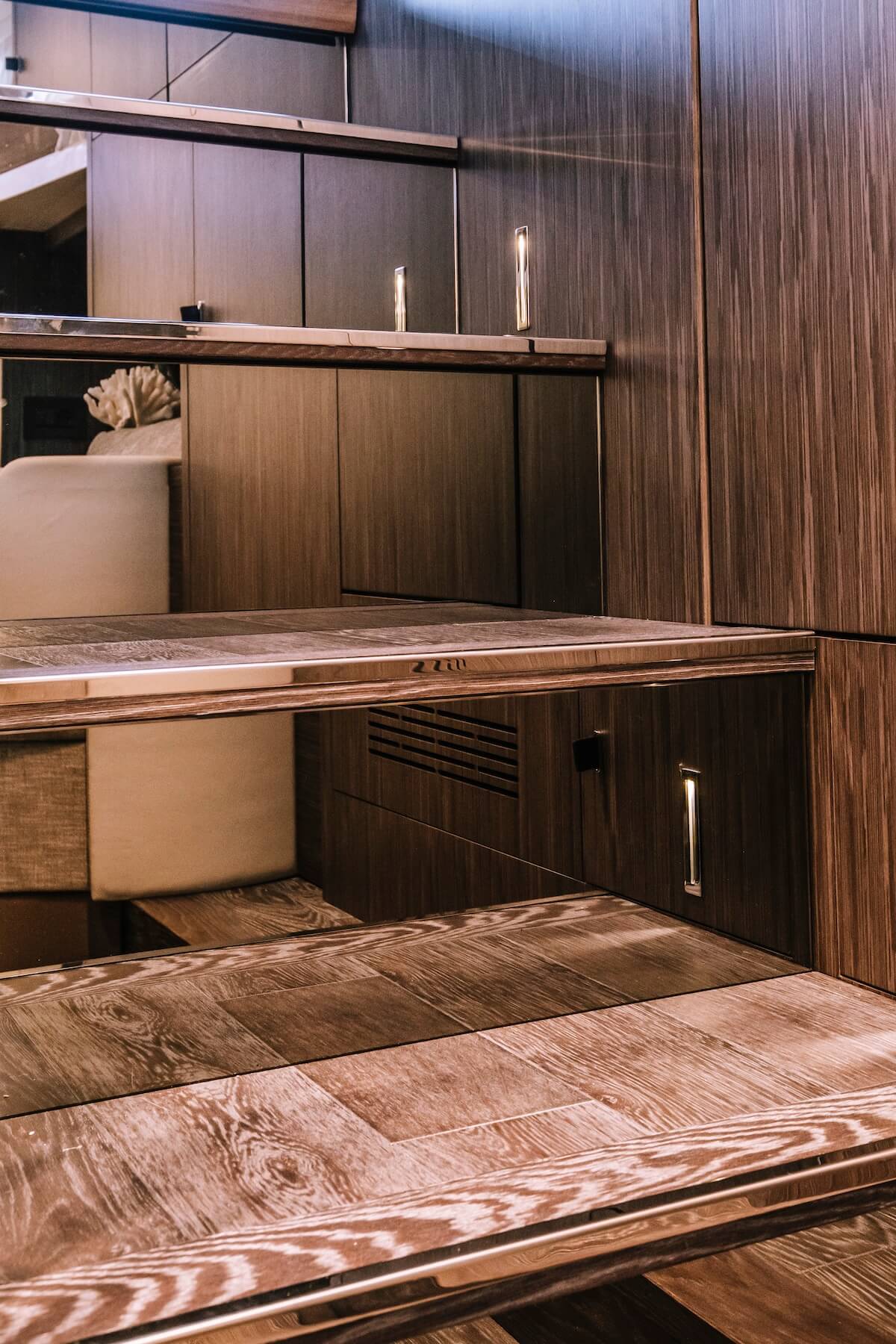 Cranchi A46 Luxury Tender — Unterdeck im Décor Favignana
