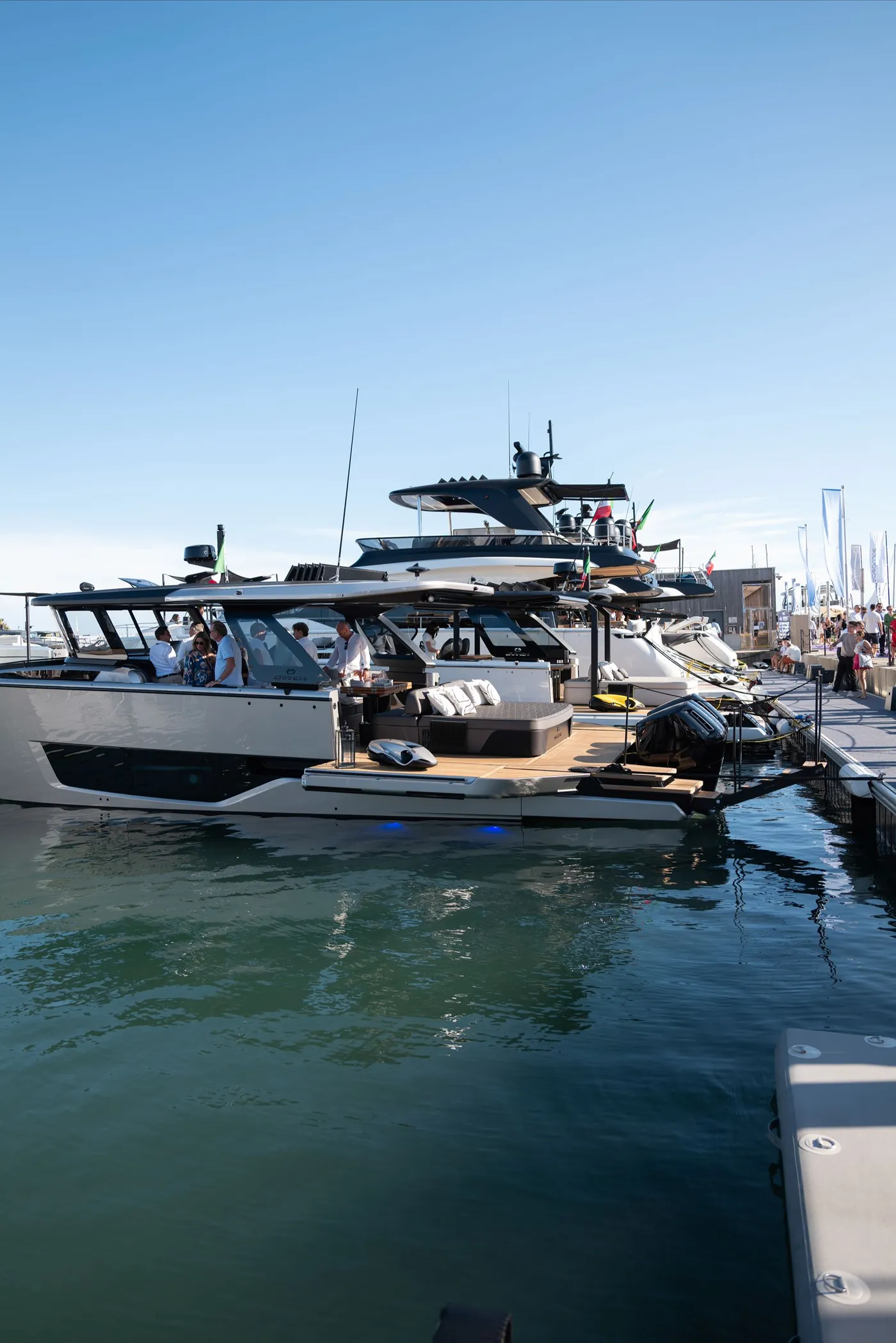 Cranchi A48 O/B — Bug vor der Altstadt von Cannes