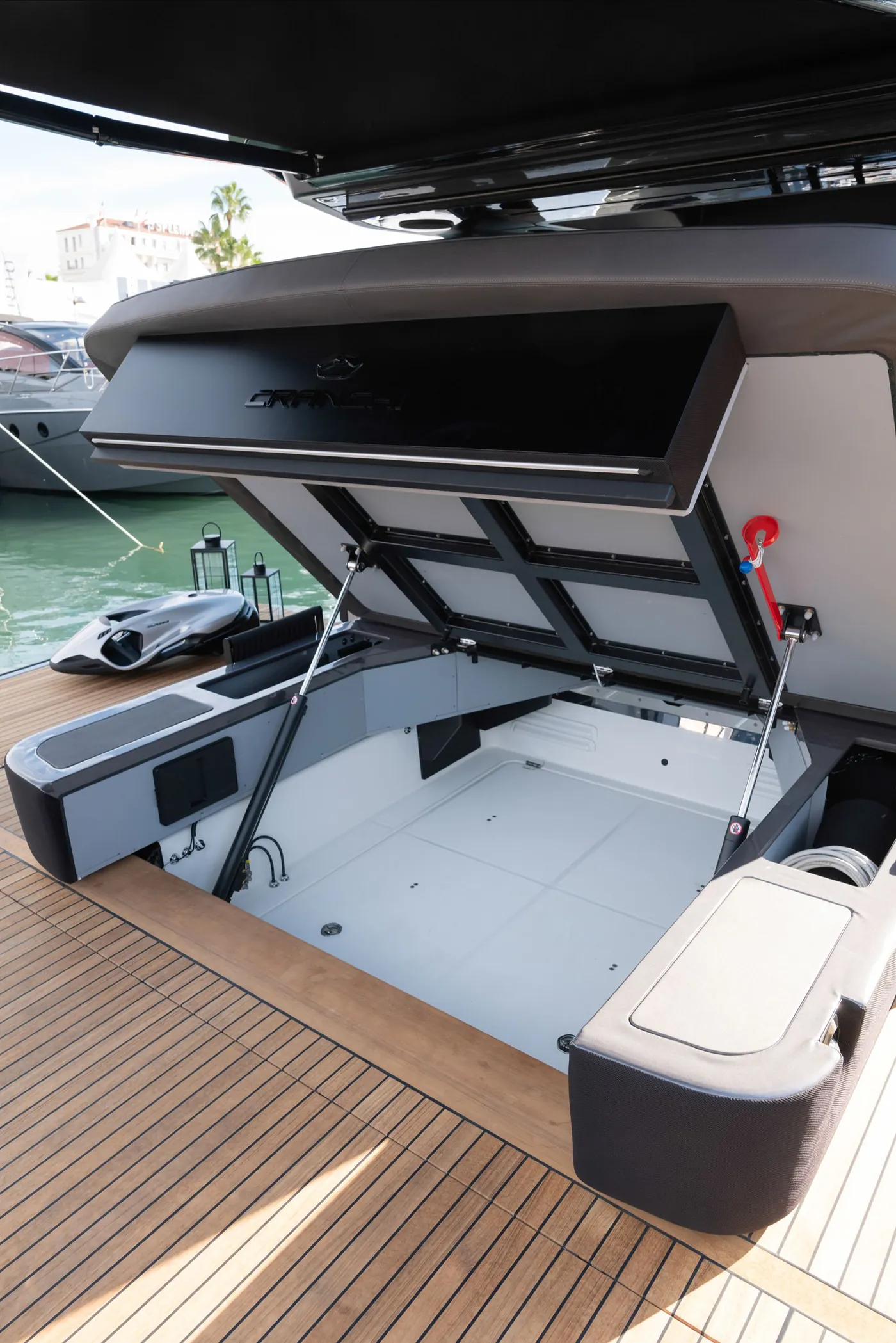 Cranchi A48 O/B — geöffnete Tender-Garage unter der Sonnenliege