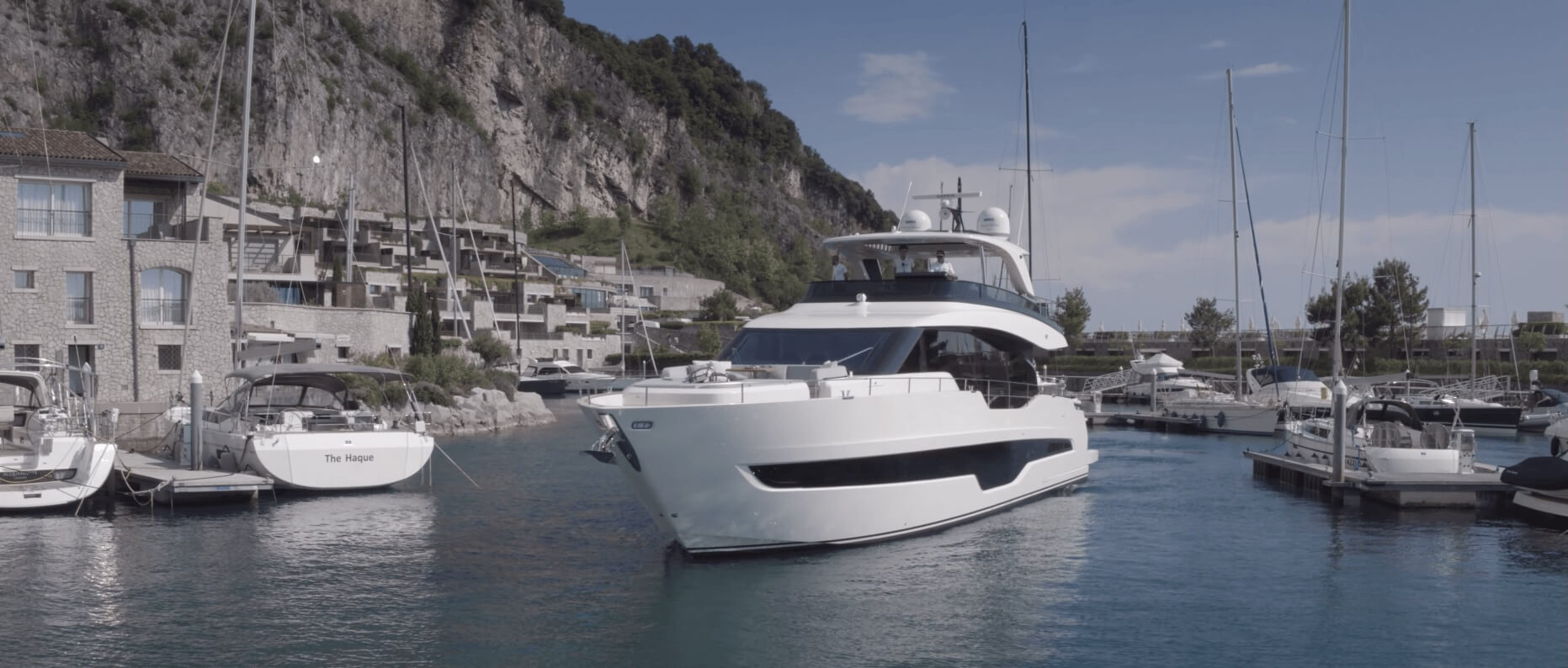 Luxus-Yacht auf dem Mittelmeer bei Sonnenuntergang