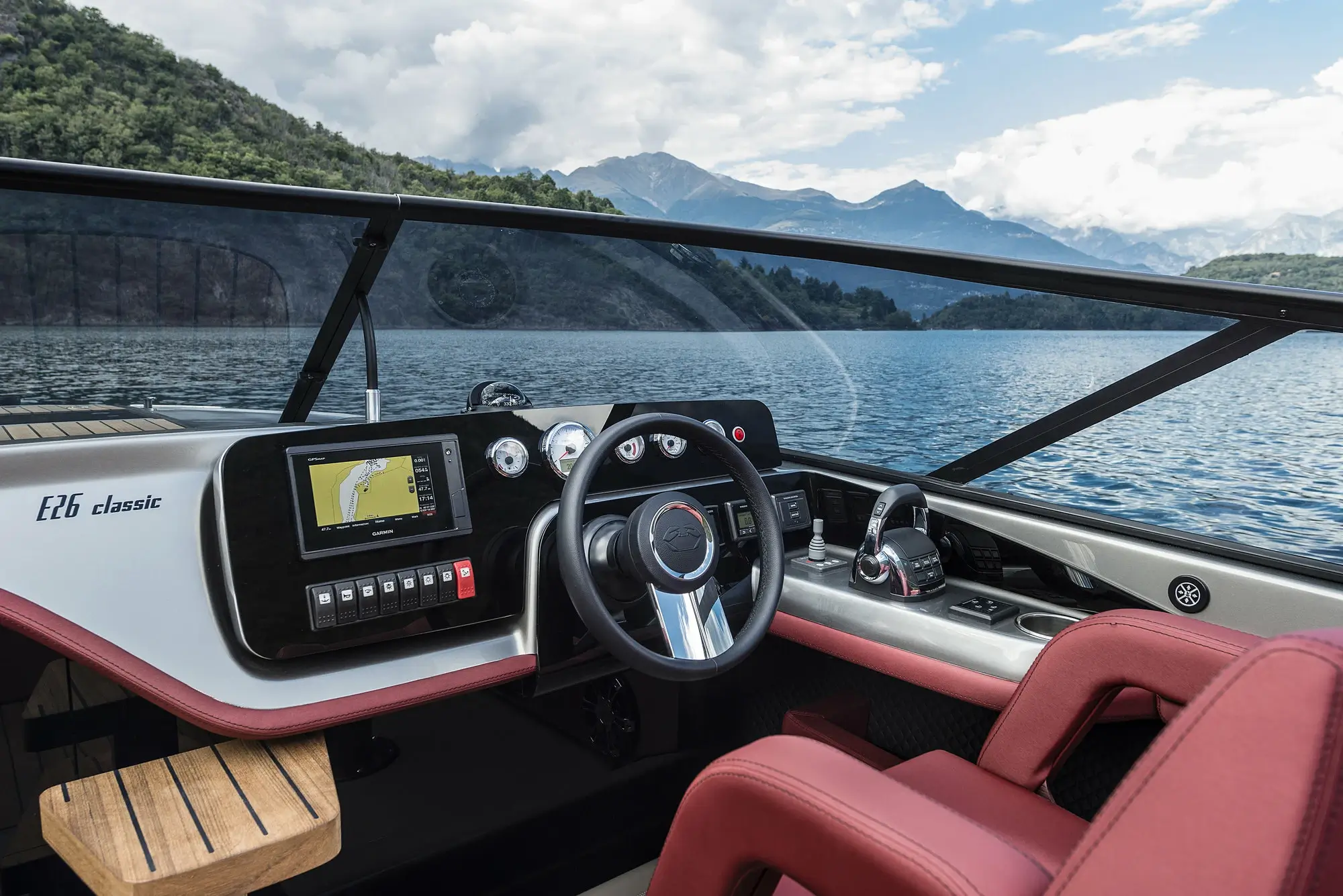 Cranchi E26 Classic — Cockpit mit Steuerstand
