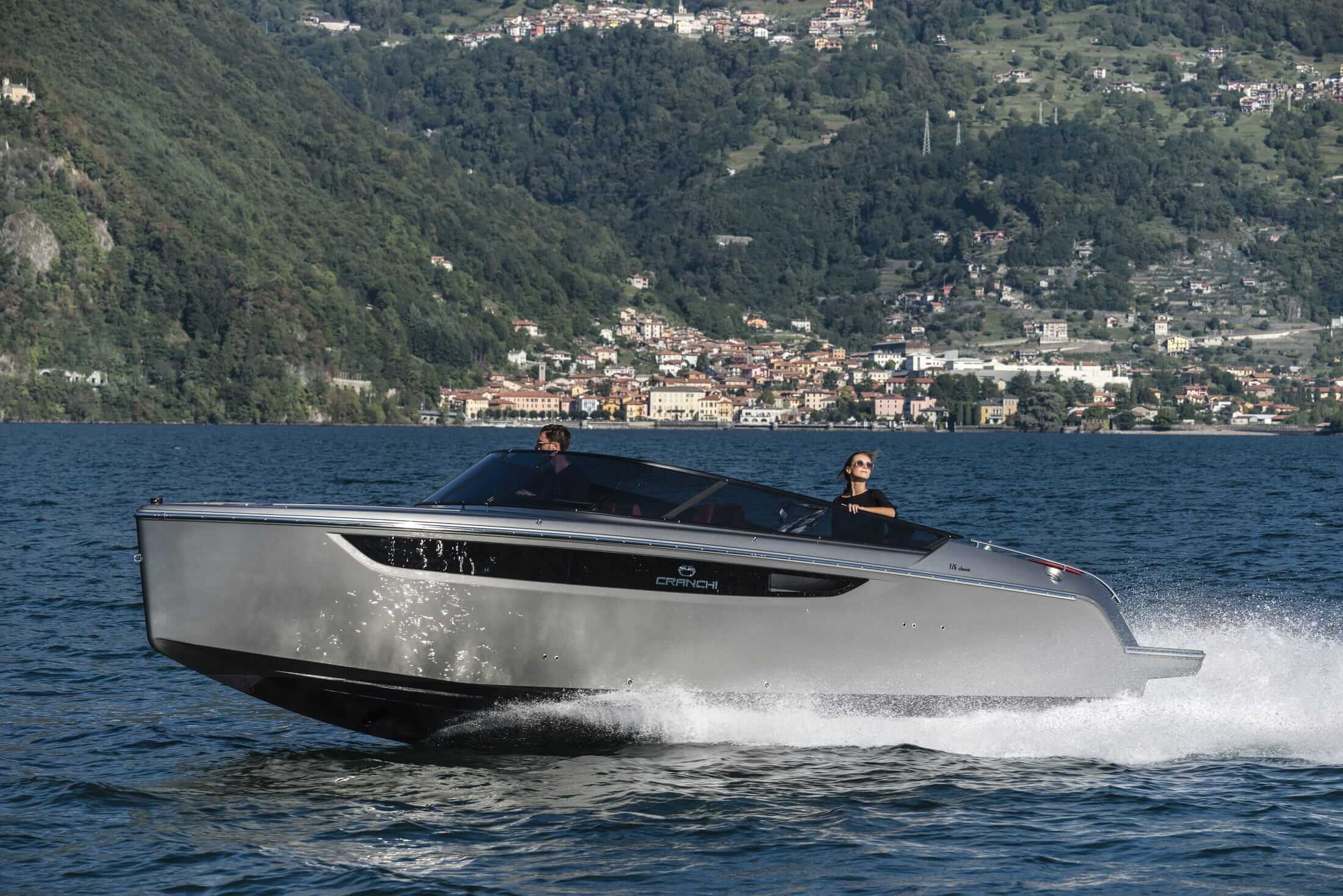 Cranchi E26 Classic in Verde Audace — in Fahrt auf dem Comer See