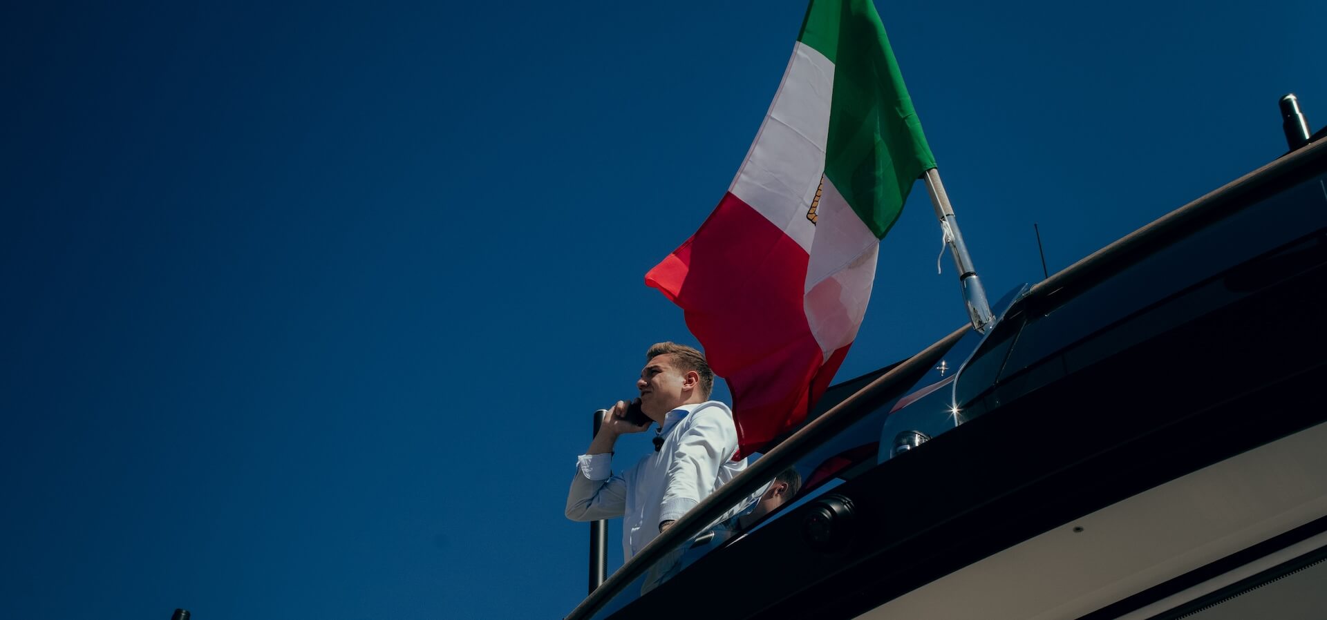 Yacht sull’acqua immerso in una luce dorata