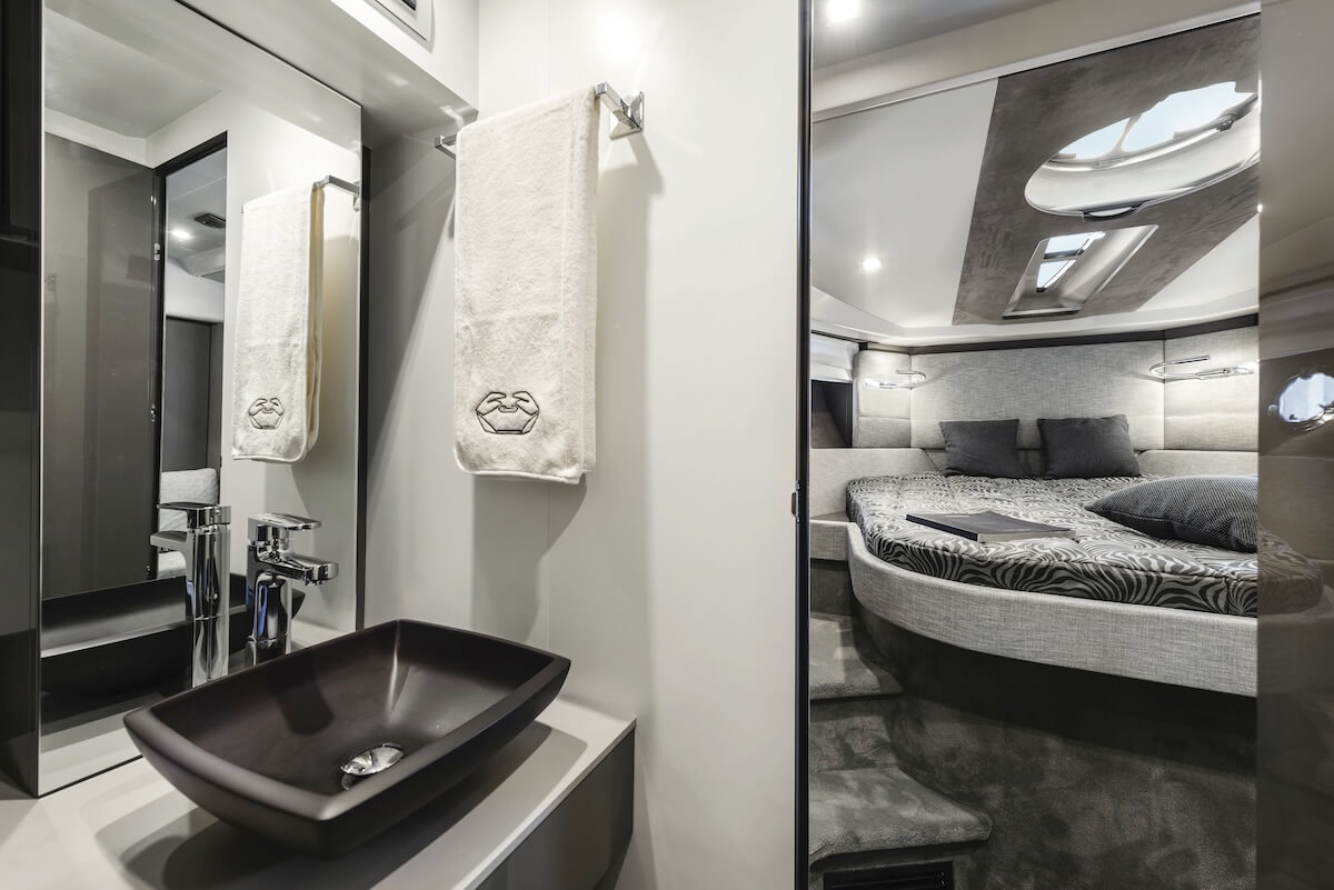 Cranchi M44 HT — Unterdeck mit elegantem Interieur