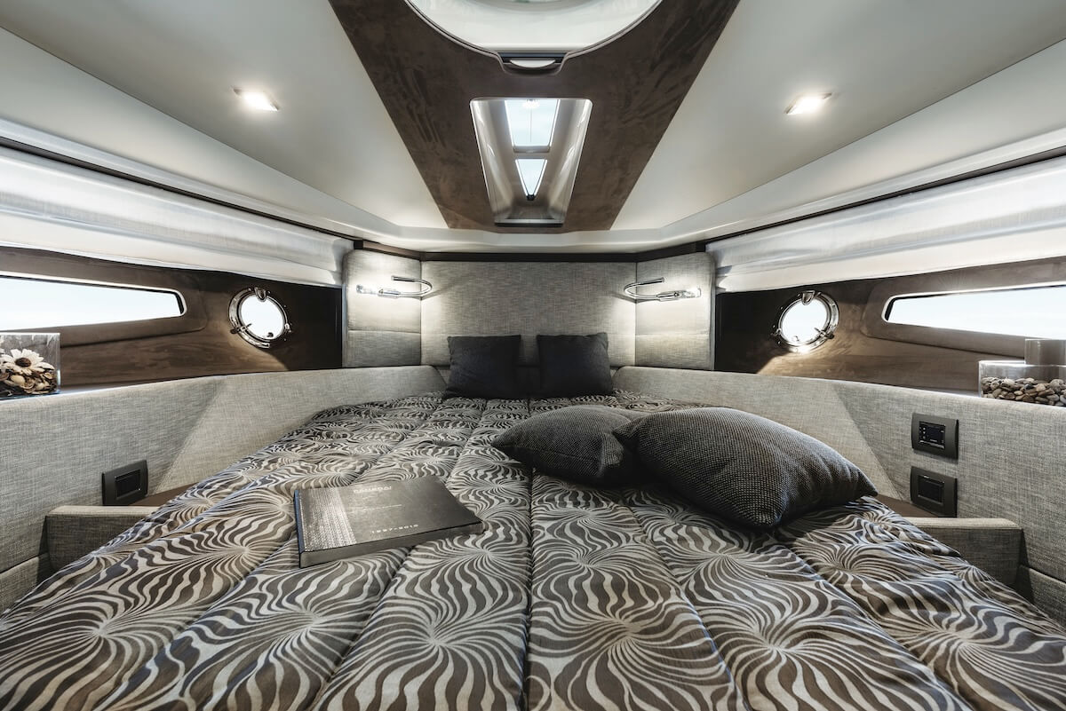 Cranchi M44 HT — Unterdeck mit elegantem Interieur