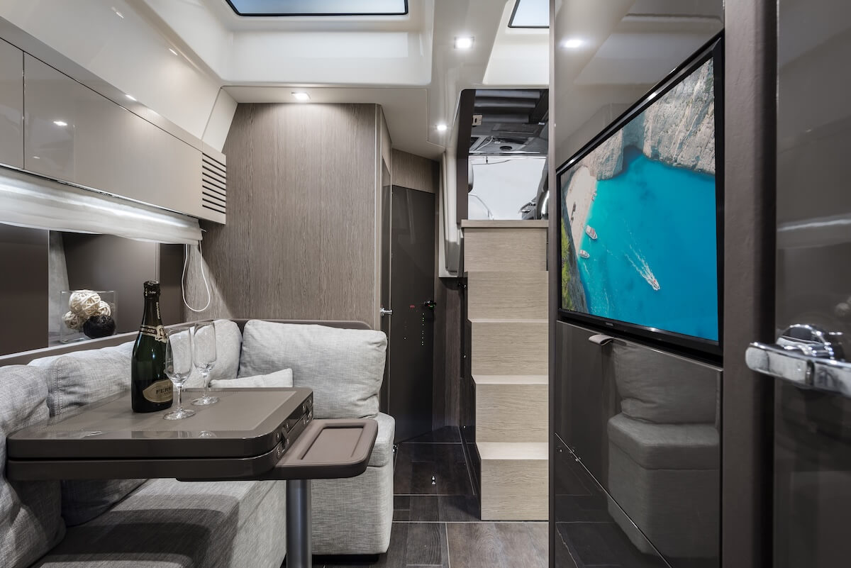 Cranchi M44 HT — Unterdeck mit elegantem Interieur