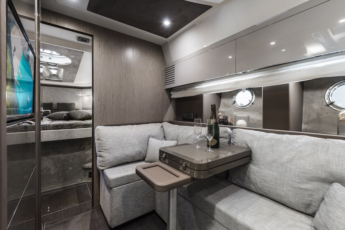 Cranchi M44 HT — Unterdeck mit elegantem Interieur