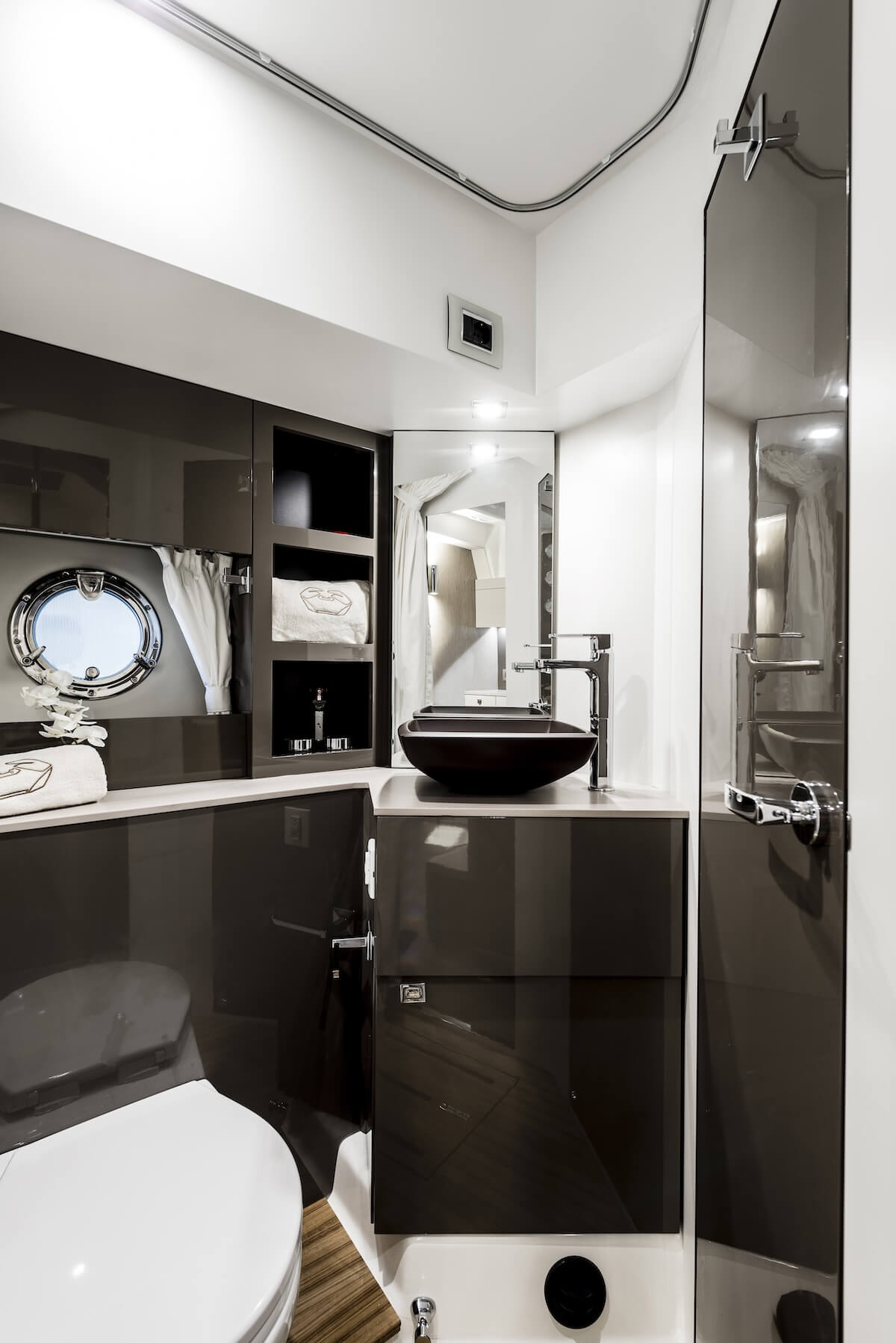 Cranchi M44 HT — Unterdeck mit elegantem Interieur
