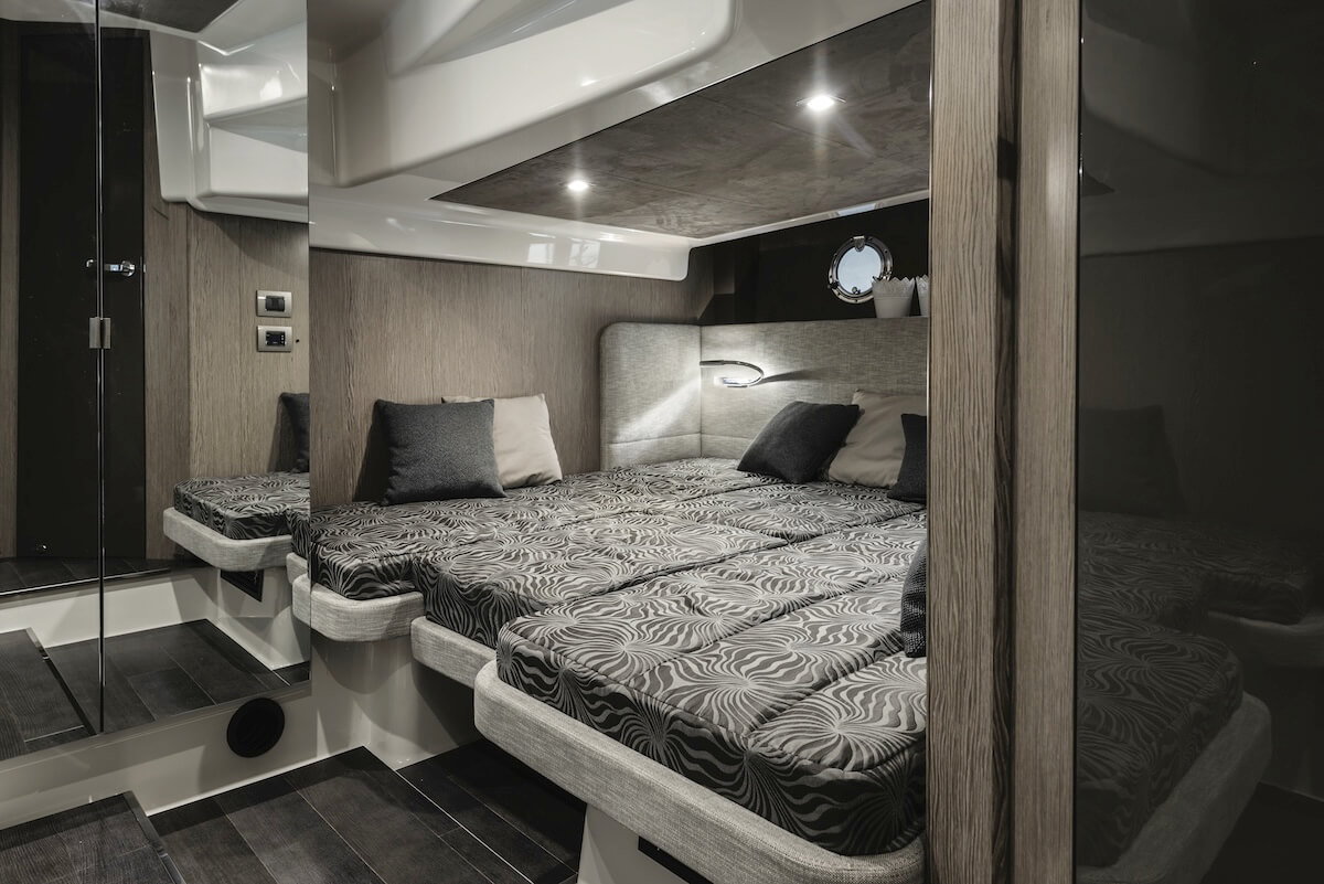 Cranchi M44 HT — Unterdeck mit elegantem Interieur