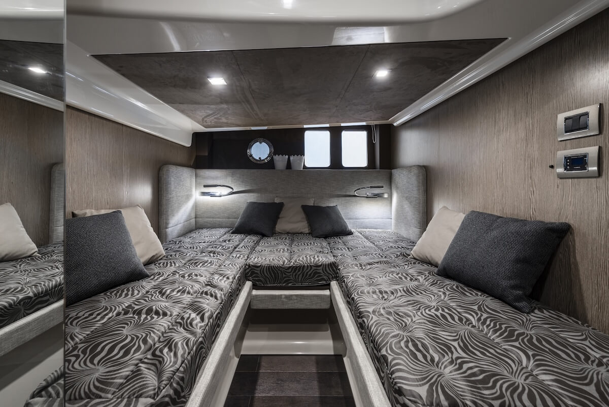 Cranchi M44 HT — Unterdeck mit elegantem Interieur
