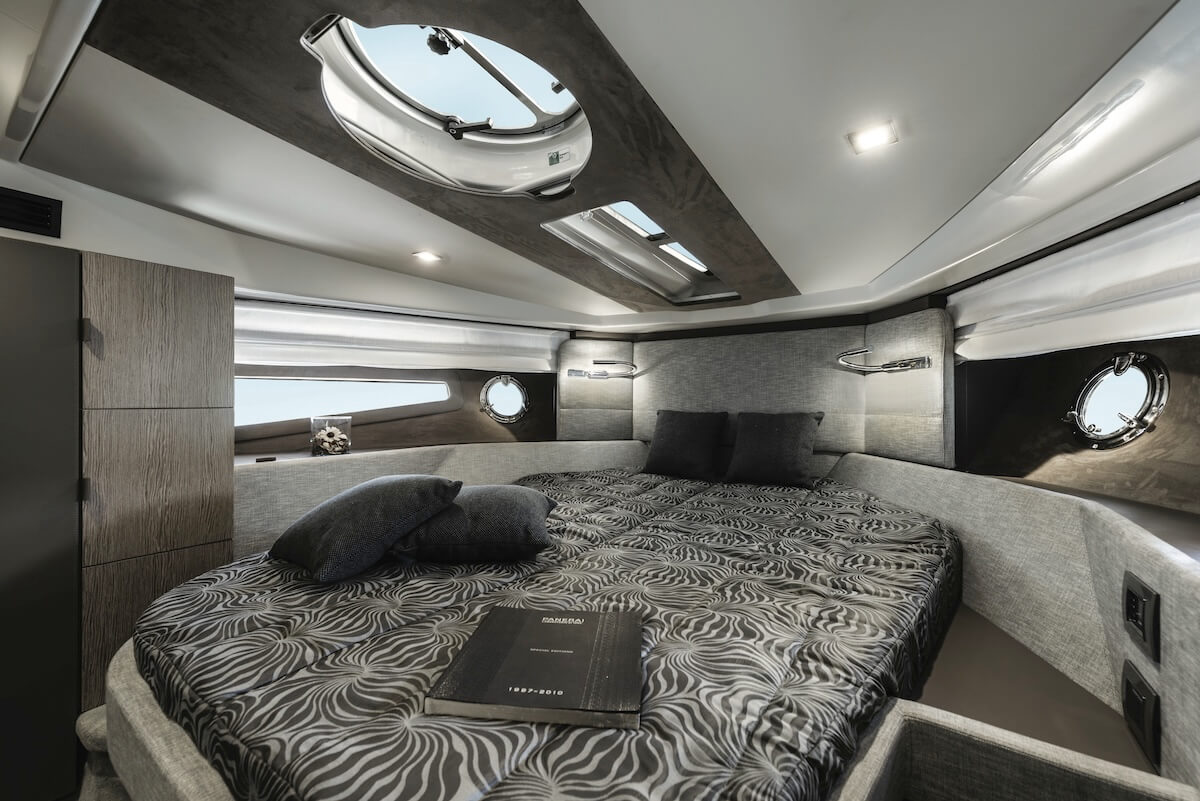 Cranchi M44 HT — Unterdeck mit elegantem Interieur