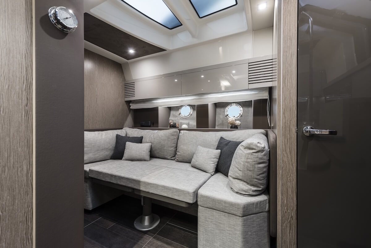 Cranchi M44 HT — Unterdeck mit elegantem Interieur