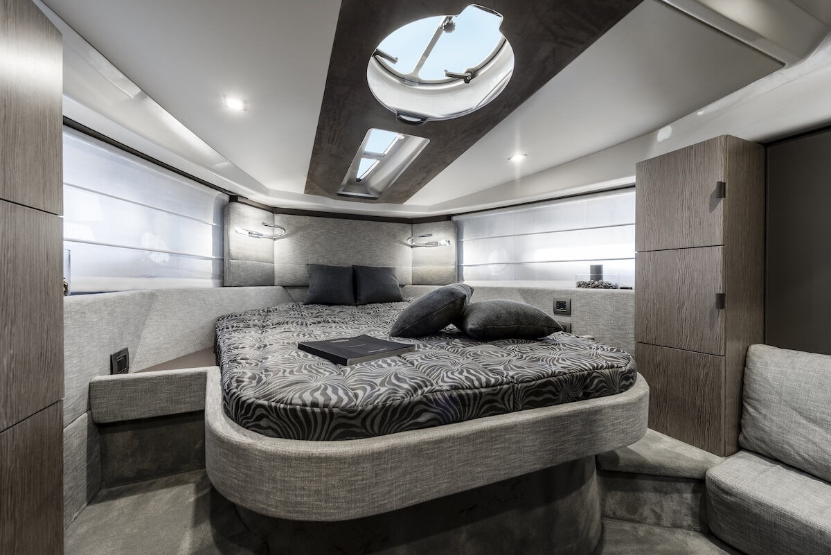 Cranchi M44 HT — Unterdeck mit elegantem Interieur