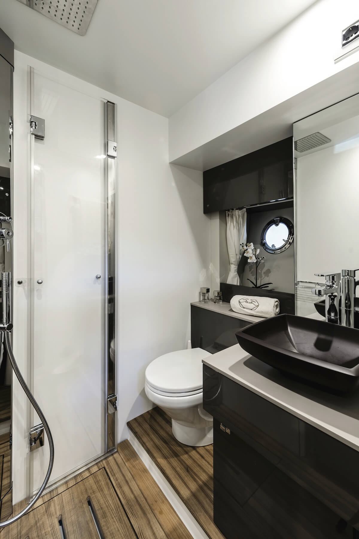 Cranchi M44 HT — Unterdeck mit elegantem Interieur