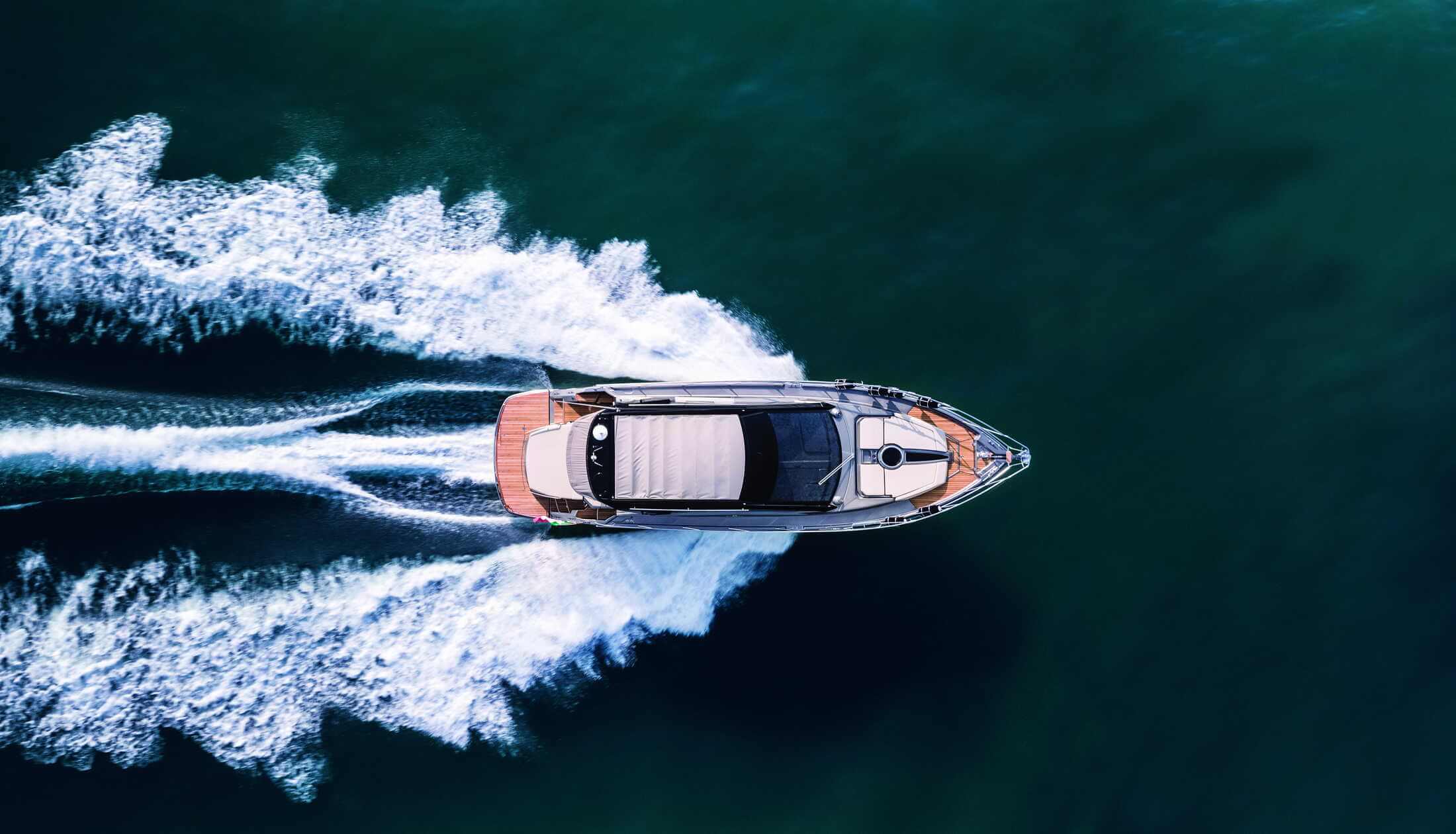 Cranchi M44 HT — Unterdeck mit elegantem Interieur