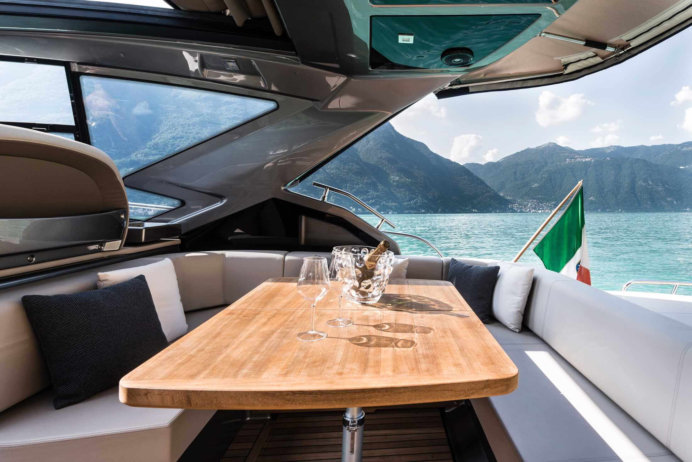 Cranchi M44 HT — Unterdeck mit elegantem Interieur