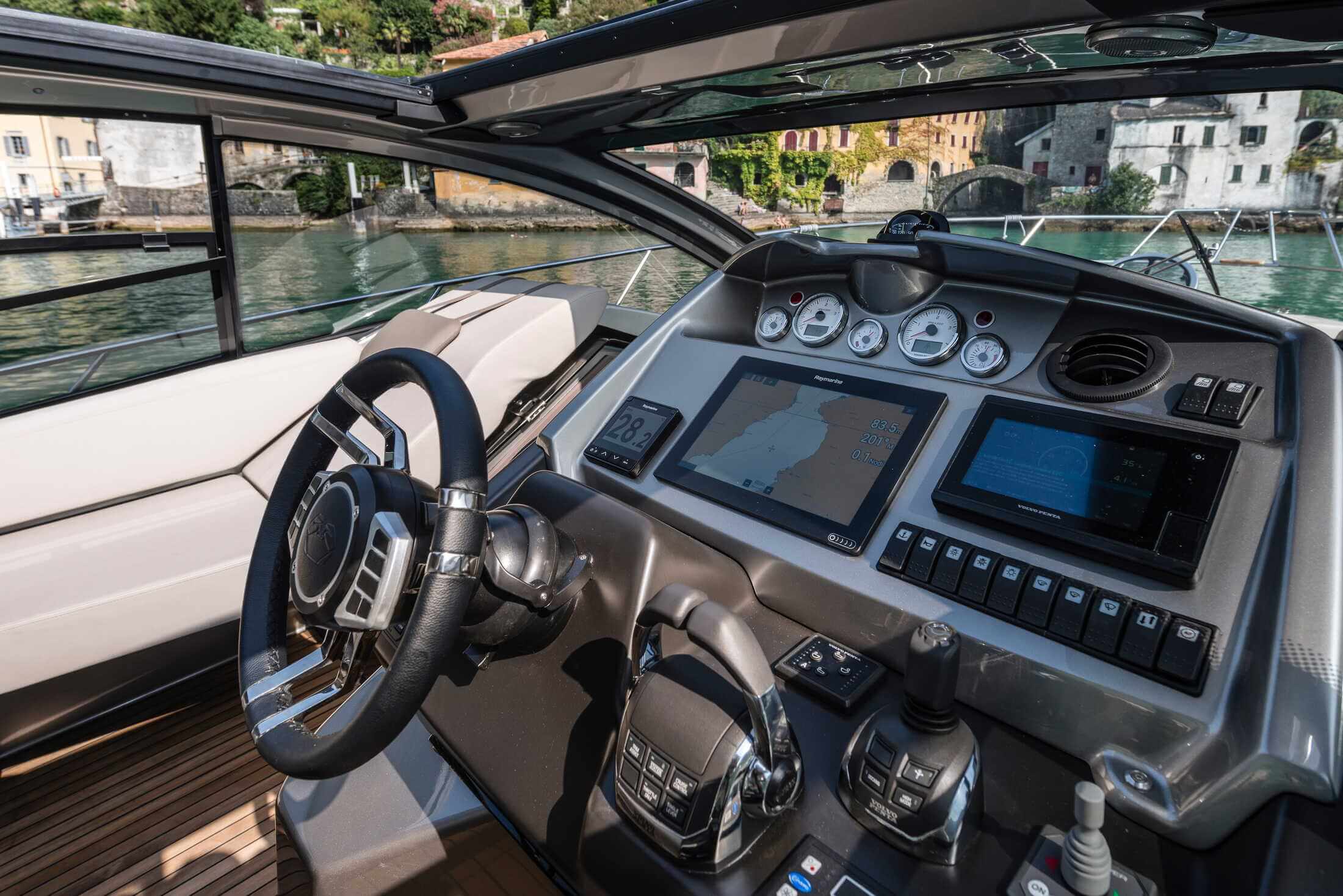 Cranchi M44 HT — Unterdeck mit elegantem Interieur