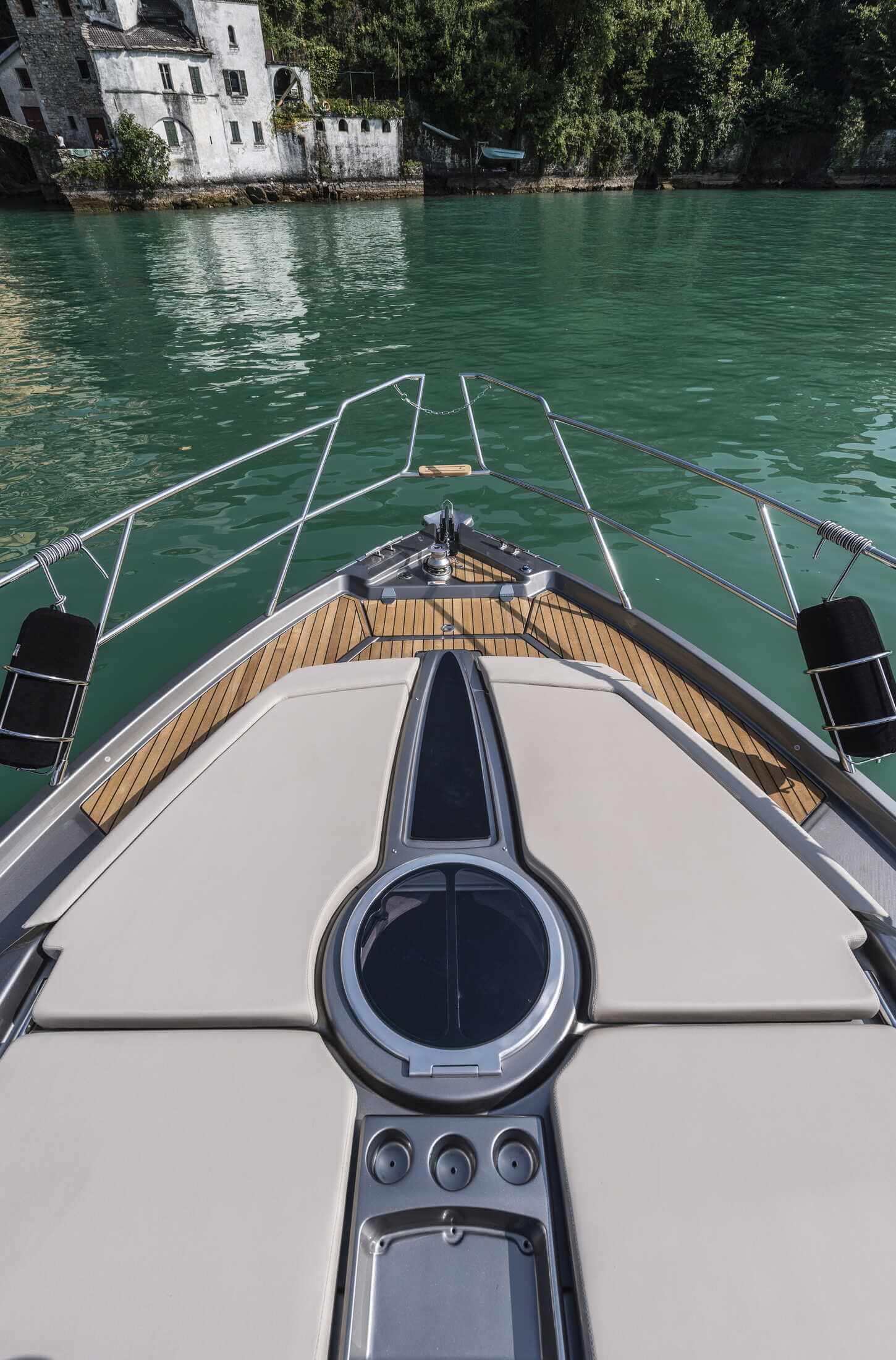 Cranchi M44 HT — Unterdeck mit elegantem Interieur