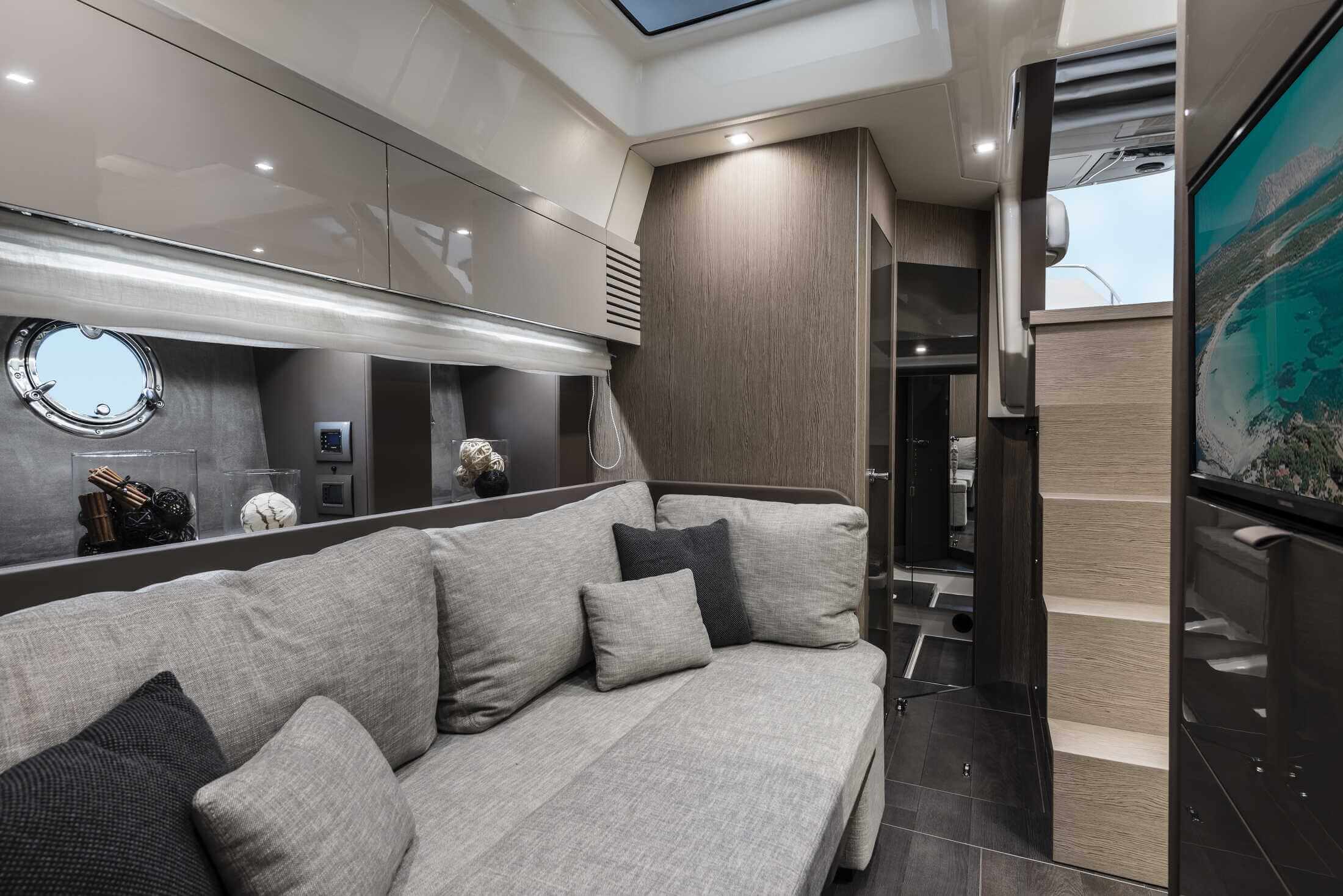 Cranchi M44 HT — Unterdeck mit elegantem Interieur
