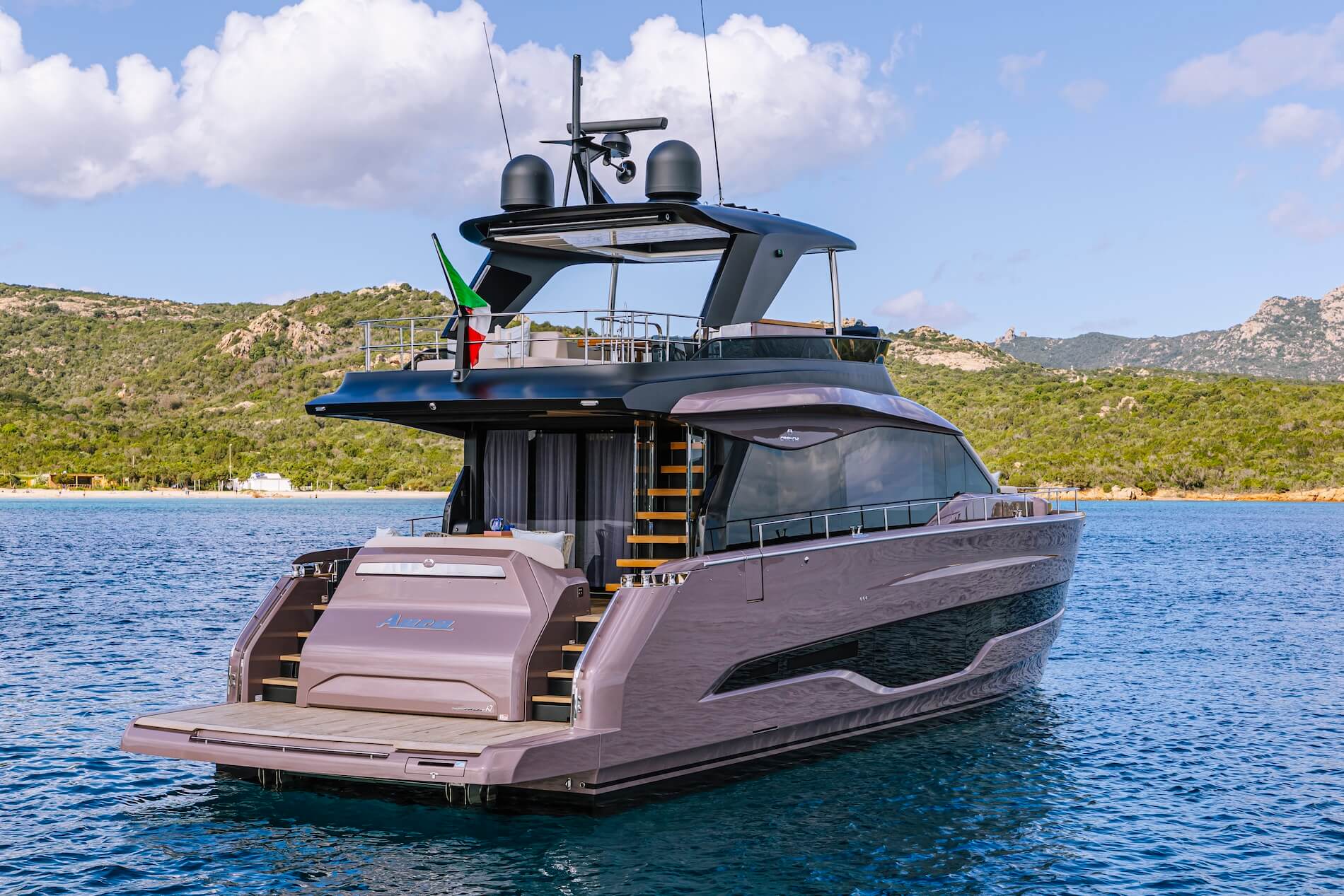 Cranchi Sessantadue 62 in Grigio Aurora — in Fahrt vor Sardinien
