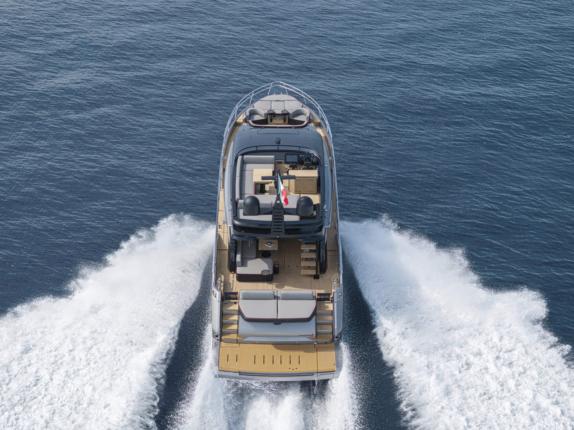 Cranchi Sessantasette 67 Corsa — Vista exterior con el casco Cosmo-Supremo