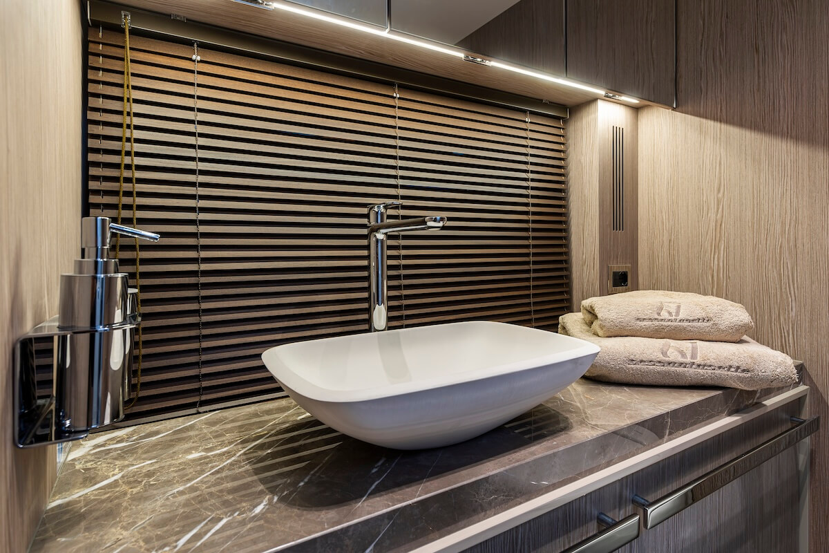 Cranchi Sessantasette 67 — owner's suite with studio