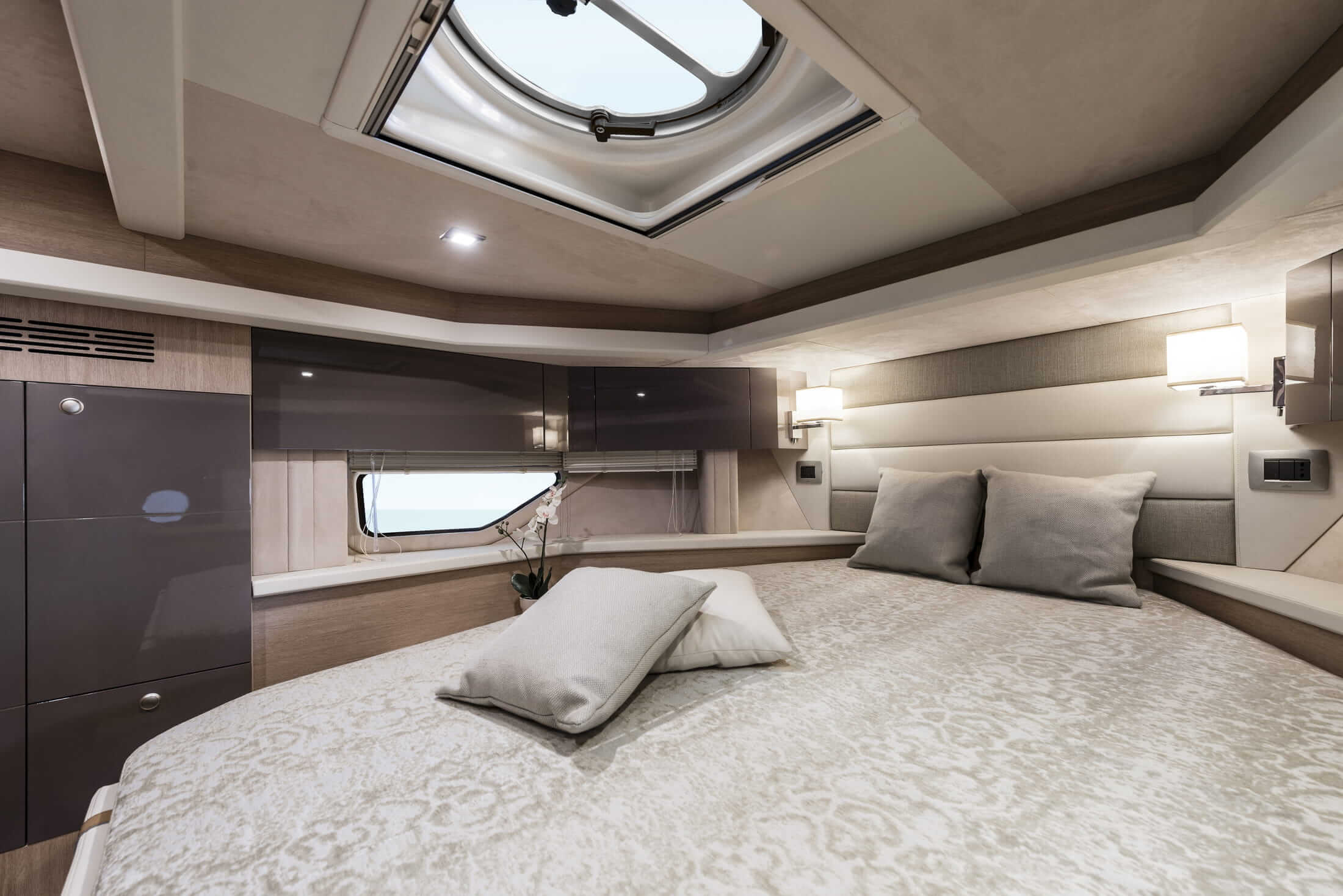 Cranchi Z35 — lower deck with bright interior
