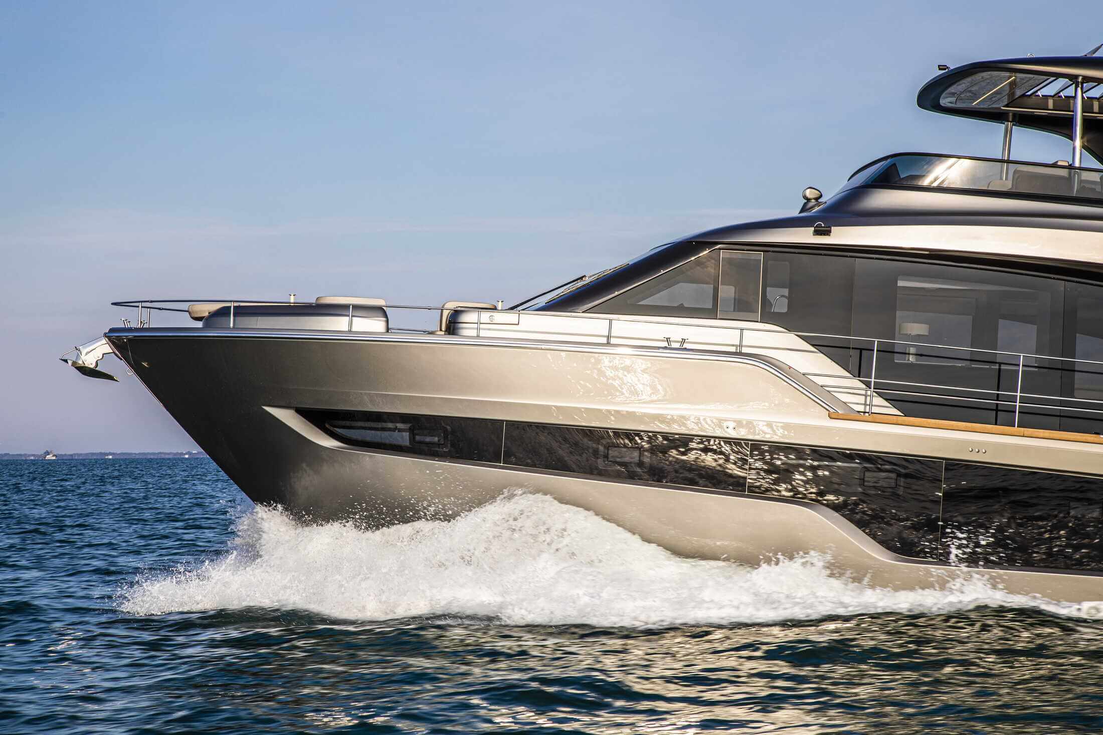 Cranchi Sessantasette 67 — Flybridge con láminas Hardtop