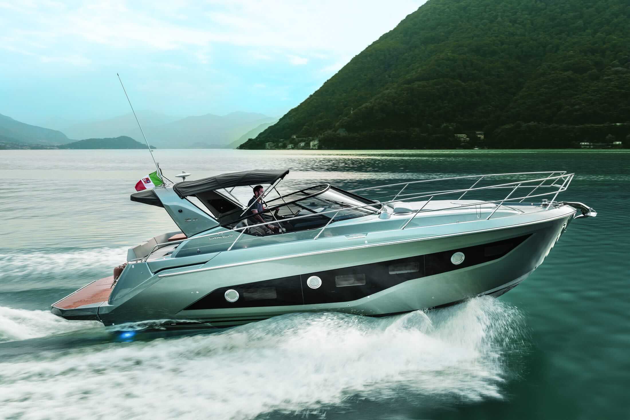 Cranchi Z35 — Unterdeck mit hellem Interieur