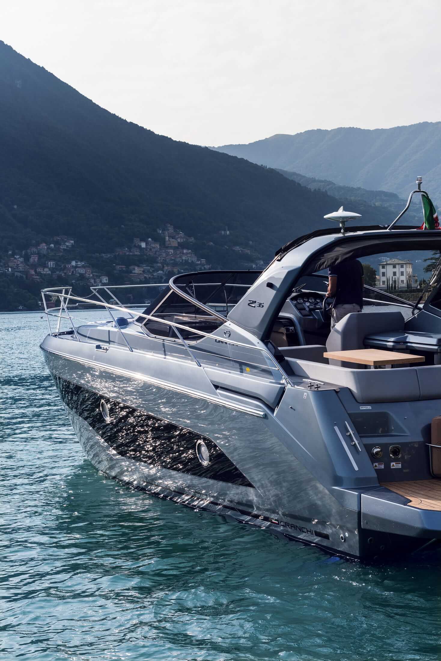 Cranchi Z35 — Unterdeck mit hellem Interieur